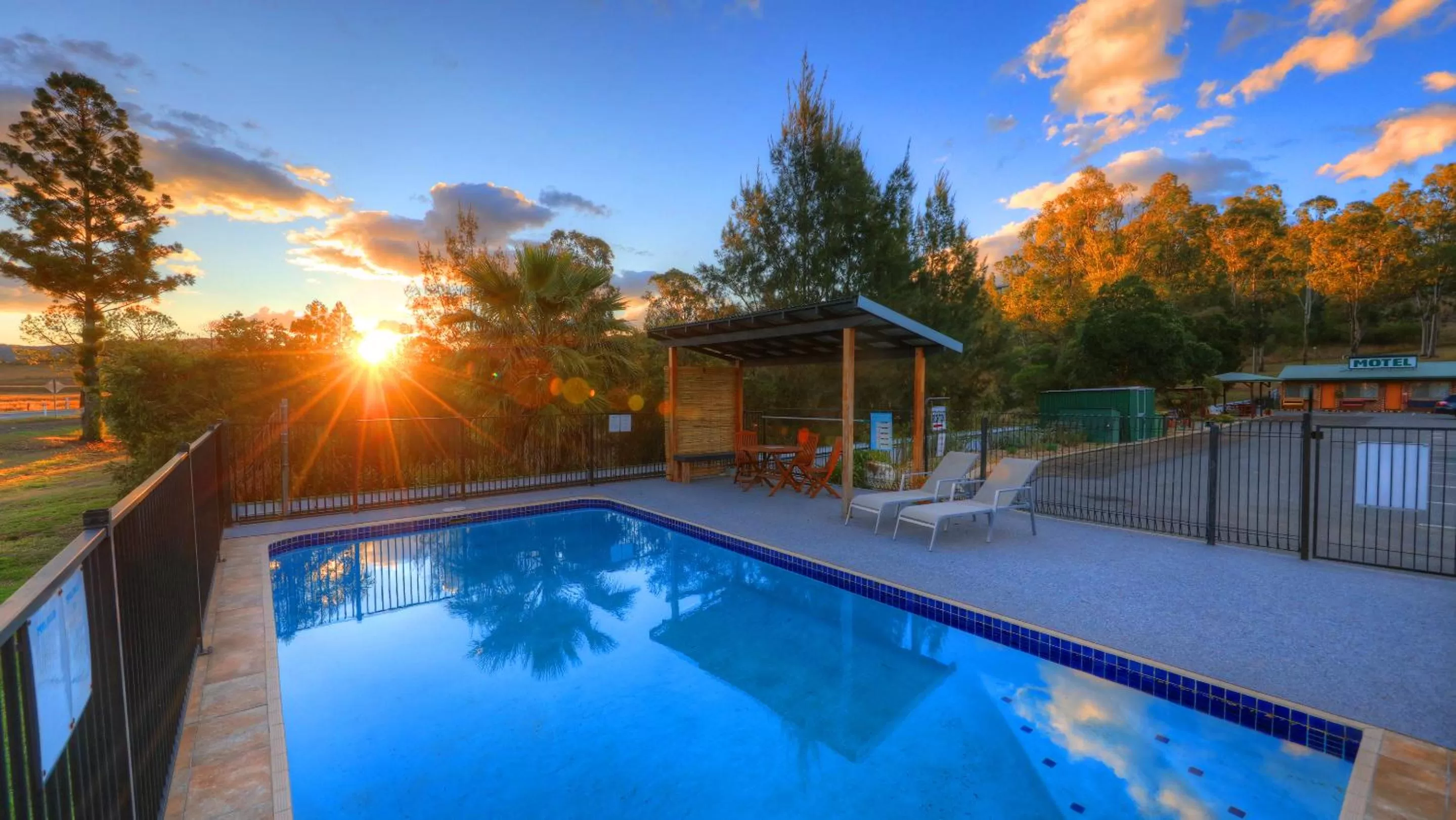 Swimming pool in Boonah Motel