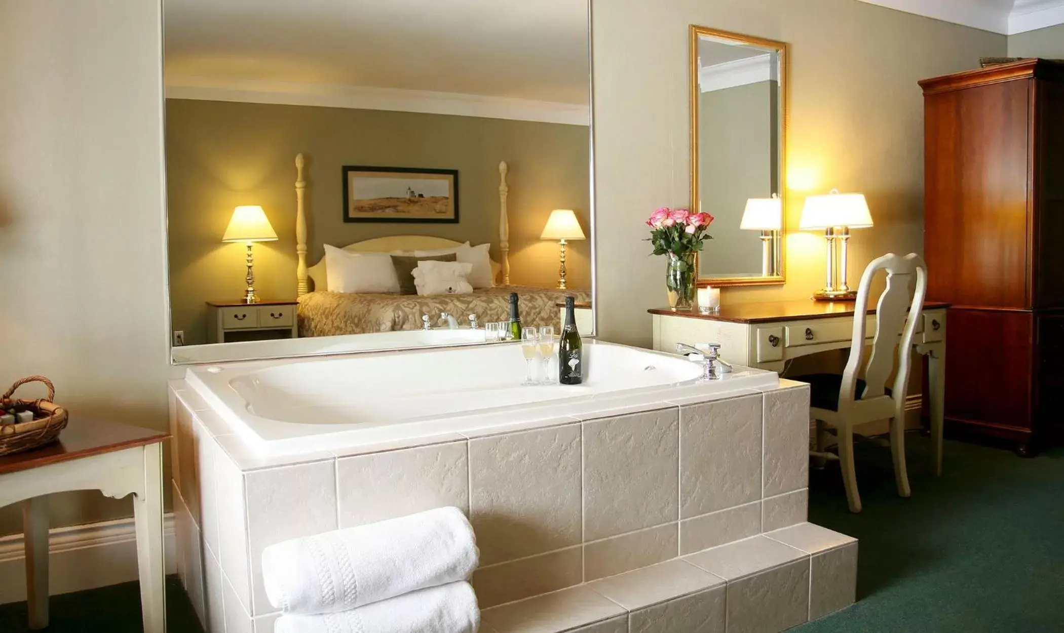 Hot Tub, Bathroom in The Gananoque Inn & Spa