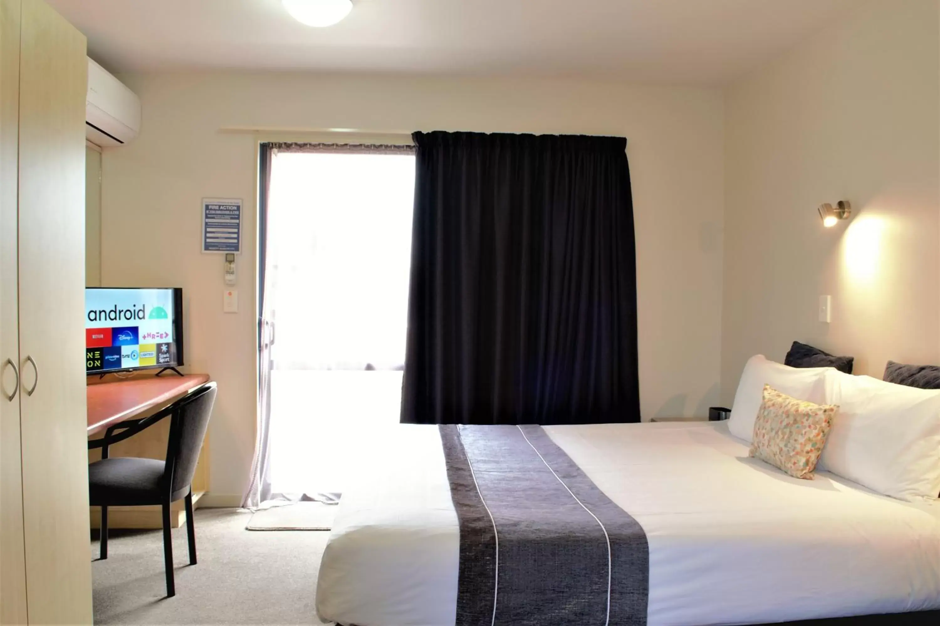 TV and multimedia, Bed in Bella Vista Motel Taupo