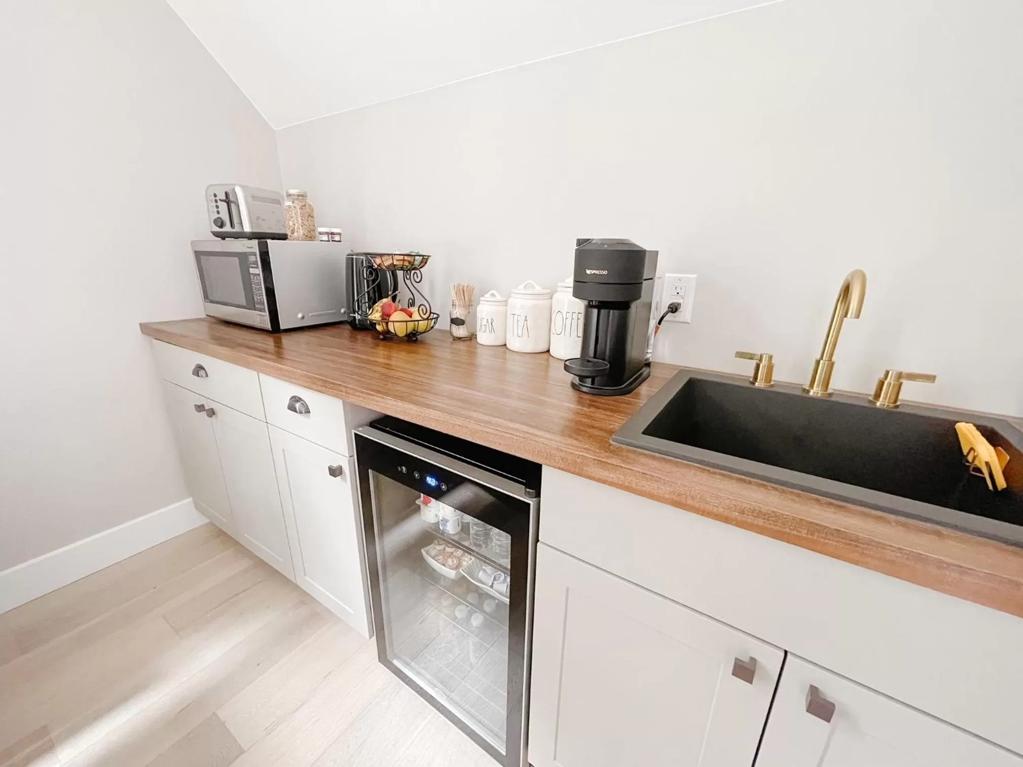 Communal kitchen, Kitchen/Kitchenette in Inn On King Bed & Breakfast