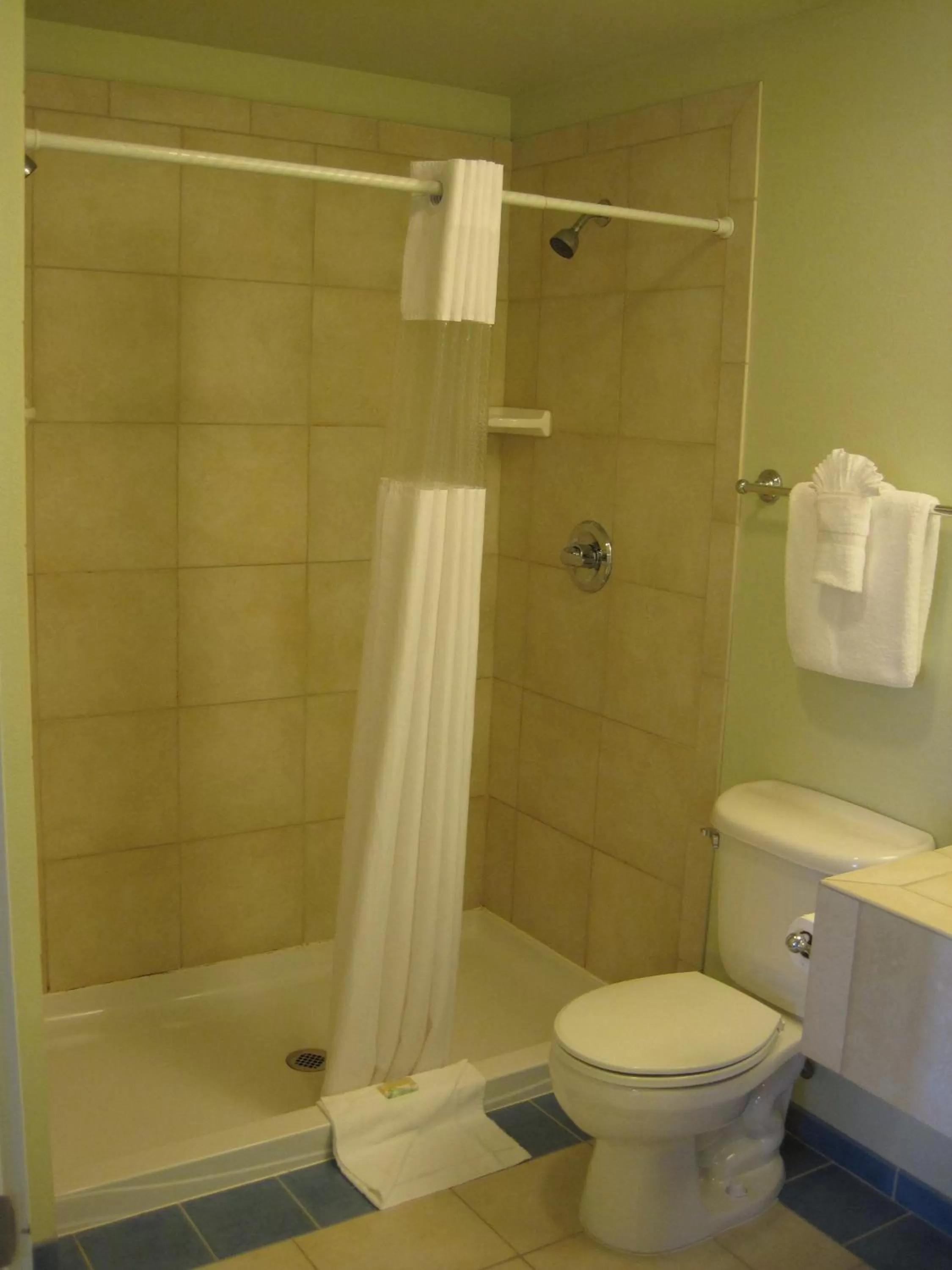 Bathroom in Anacortes Ship Harbor Inn