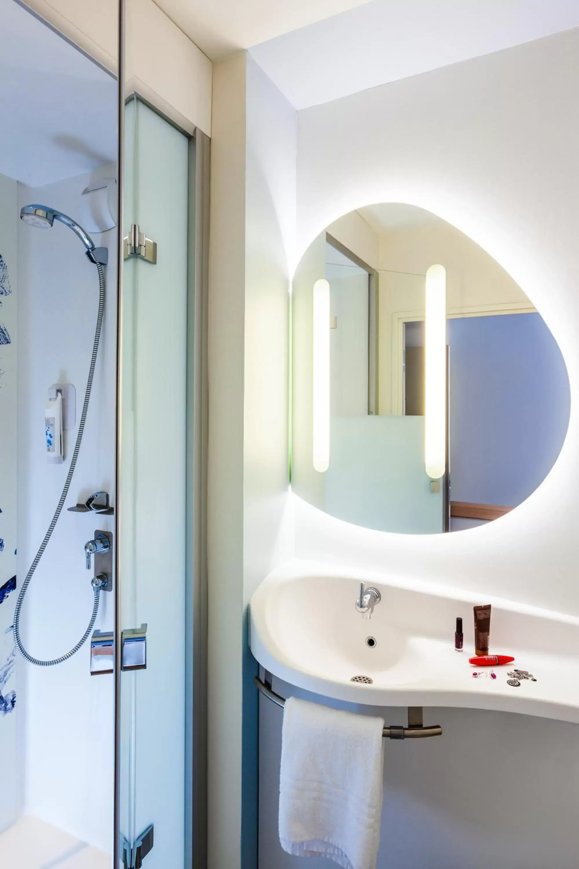 Shower, Bathroom in ibis budget Sens