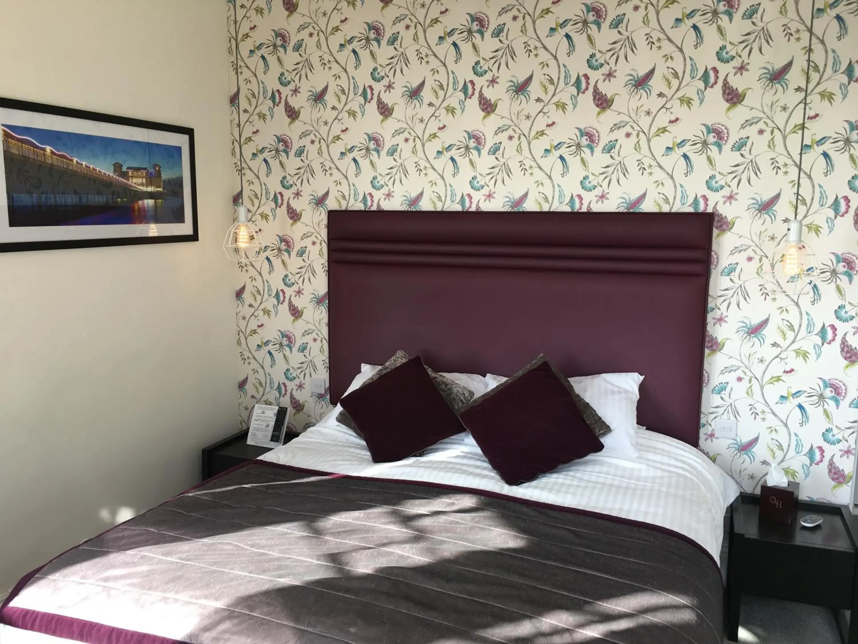 Bedroom, Bed in Queenswood Hotel