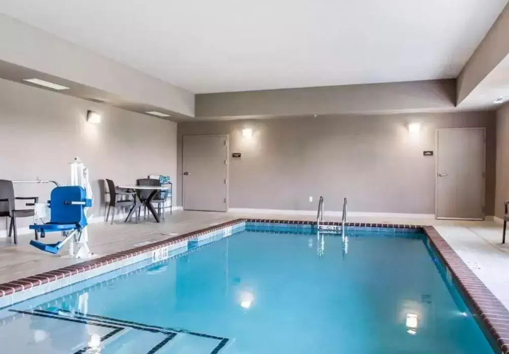 Swimming Pool in Sleep Inn & Suites Hannibal