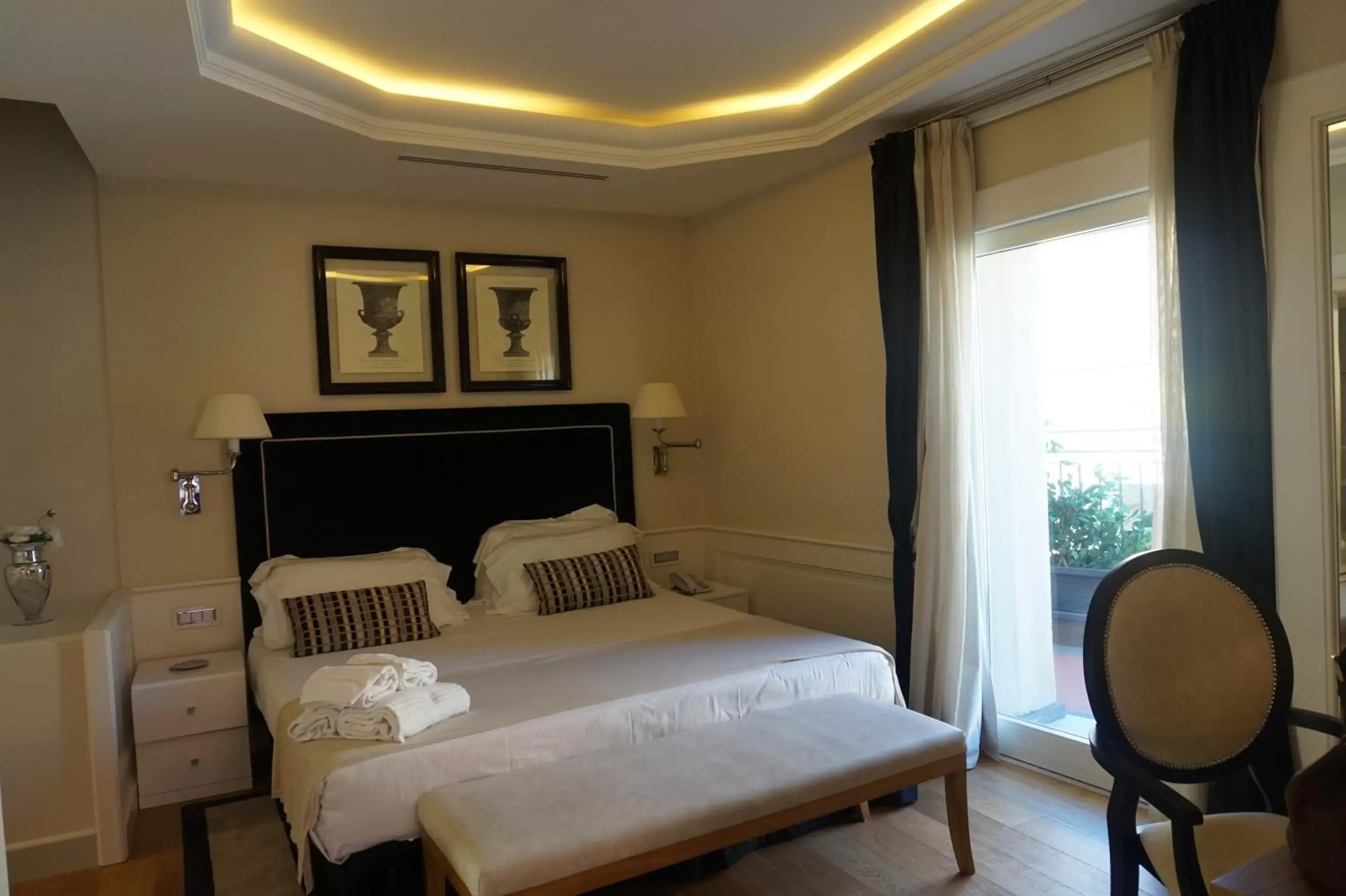 Photo of the whole room, Bed in Trevi Palace Luxury Inn