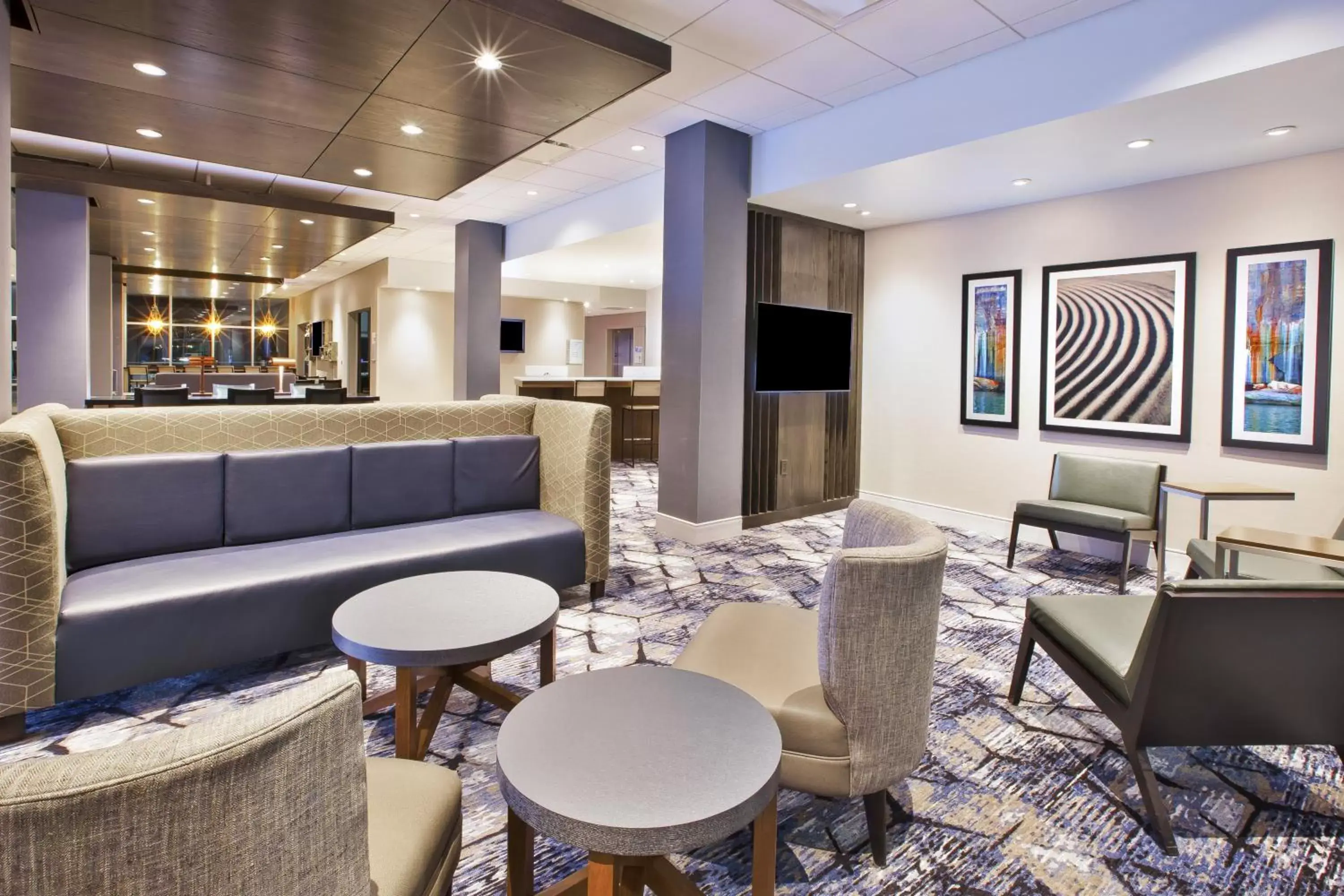 Property building, Lounge/Bar in Holiday Inn Express & Suites - Okemos - University Area, an IHG Hotel