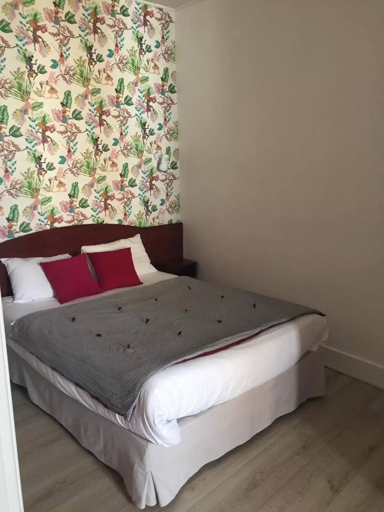 Bedroom, Bed in Grand Hotel De La Poste - Lyon Sud - Vienne Bedroom, Bed in Grand Hotel De La Poste - Lyon Sud - Vienne