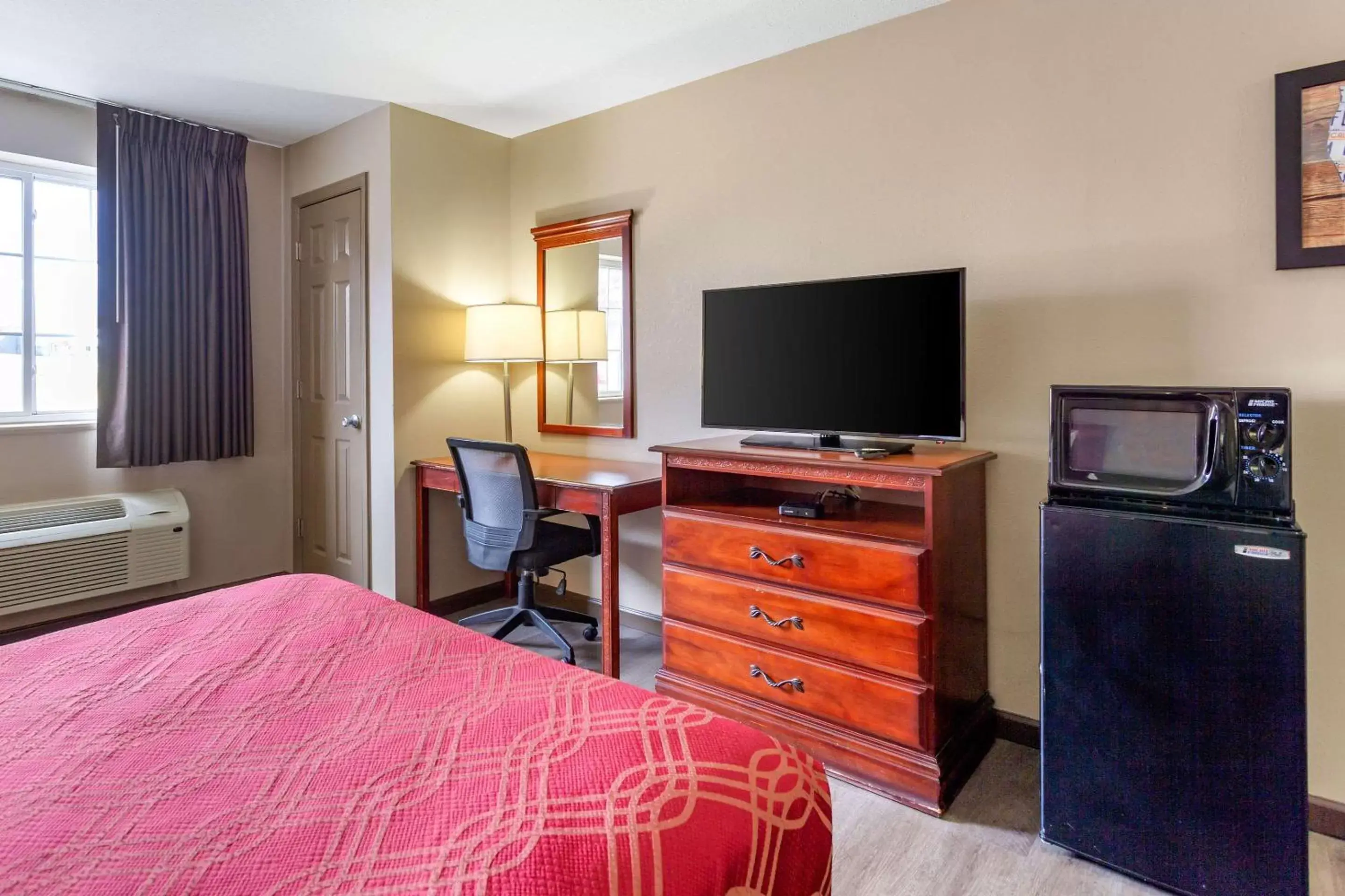 Photo of the whole room, TV/Entertainment Center in Econo Lodge Inn and Suites