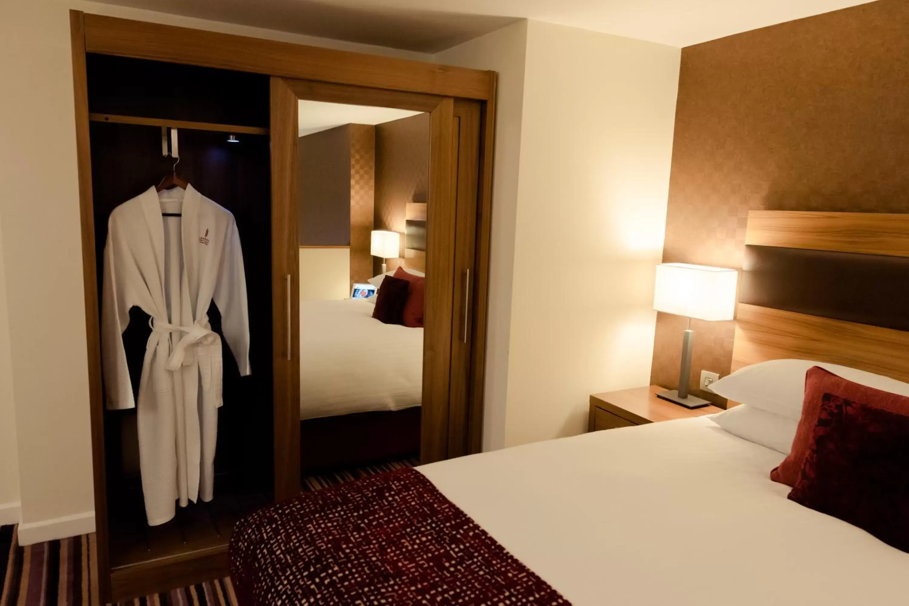 Bedroom, Bed in Leopold Hotel