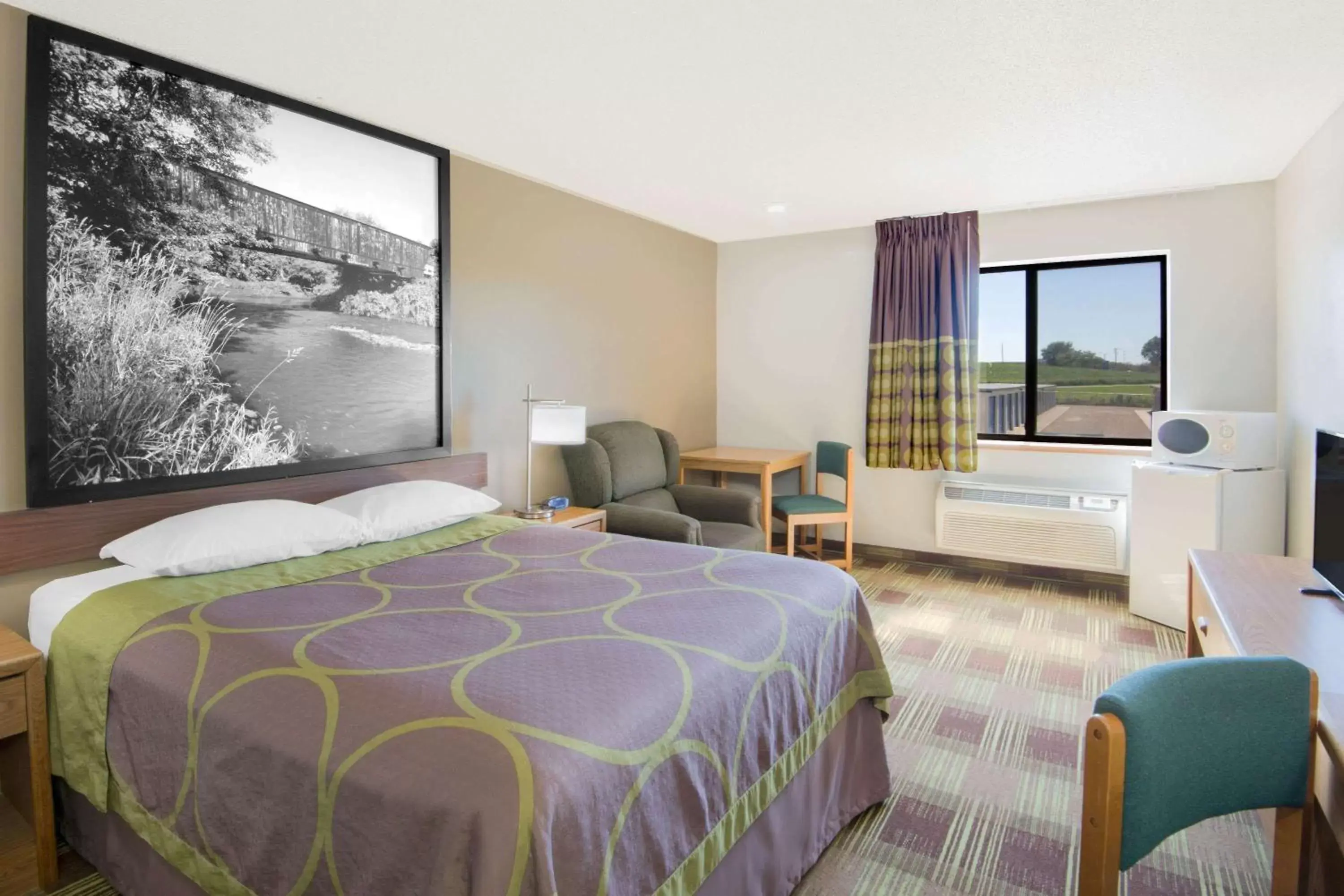 Queen Room - Disability Access in Super 8 by Wyndham Toledo Queen Room - Disability Access in Super 8 by Wyndham Toledo