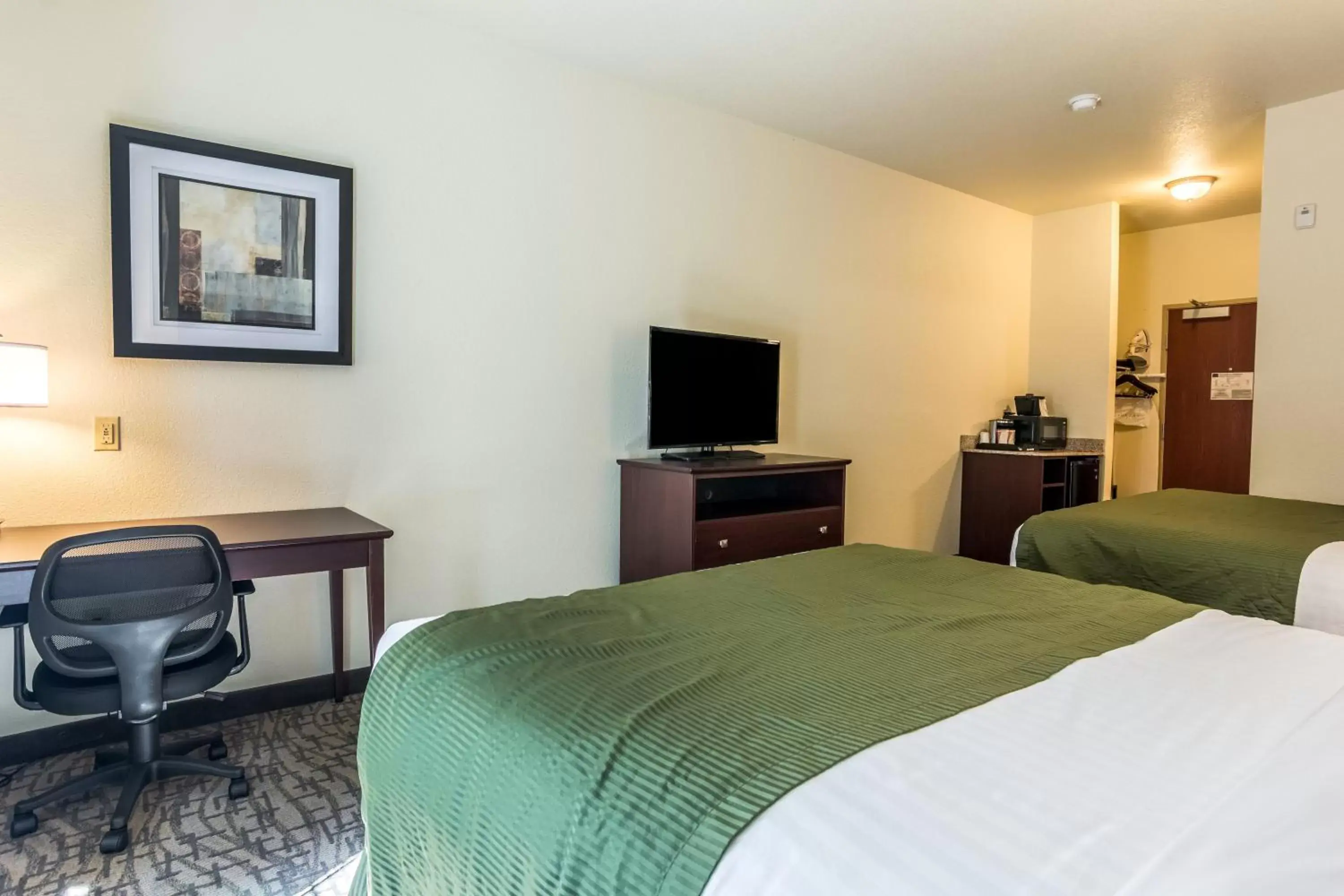 Bedroom, Bed in Cobblestone Hotel & Suites - Torrington