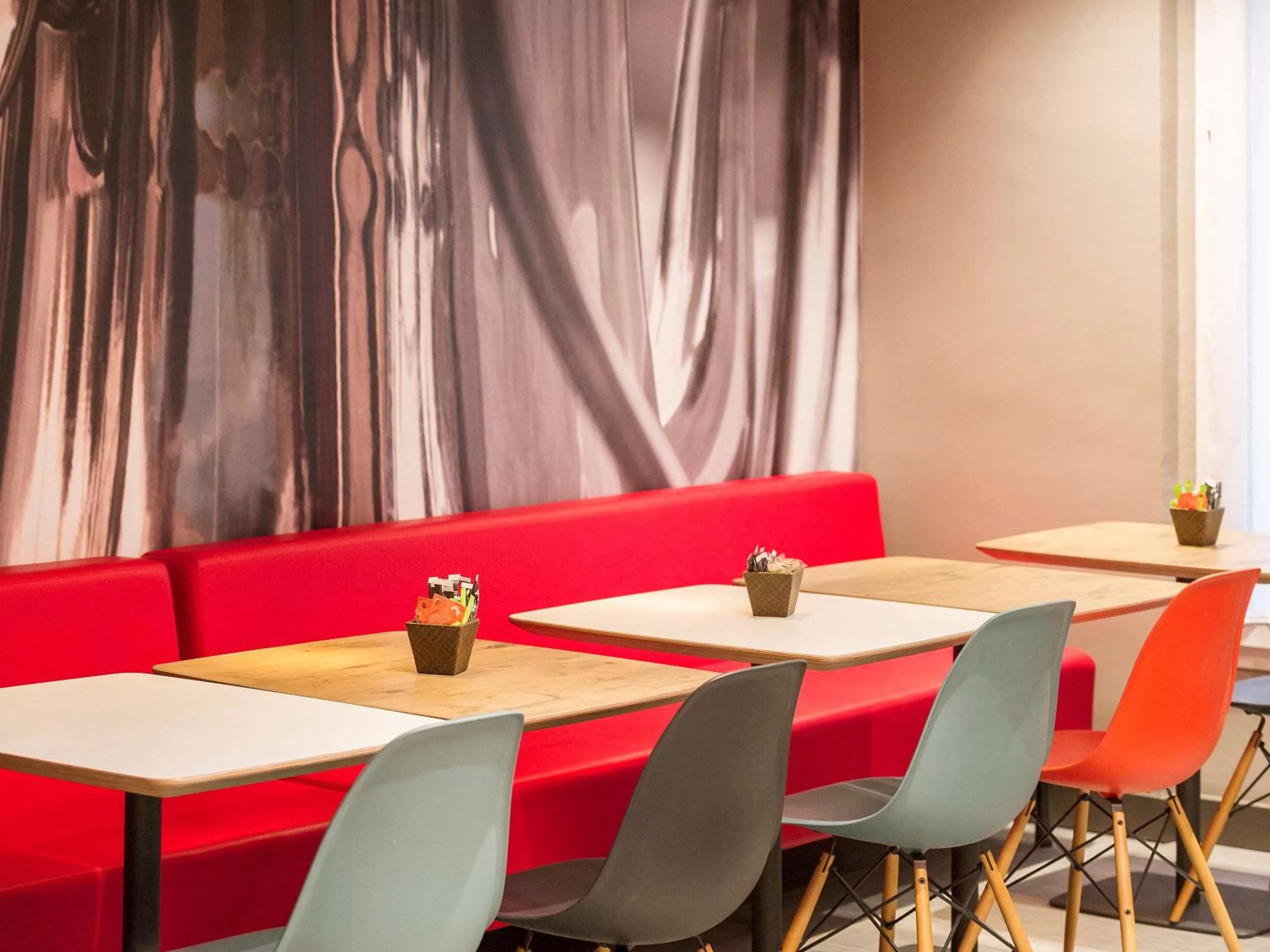 Restaurant/places to eat in ibis Paris Vaugirard Porte de Versailles