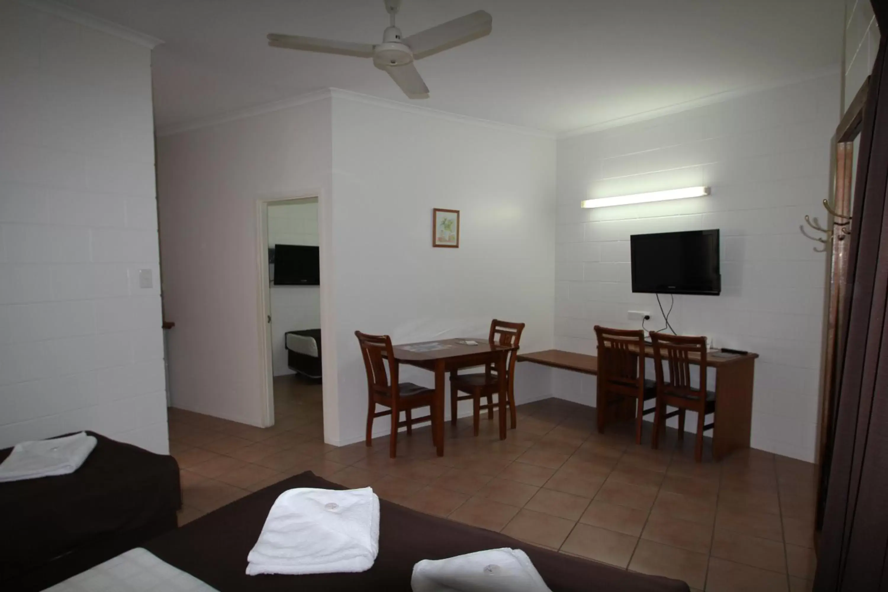 Seating area, Dining Area in Colonial Rose Motel