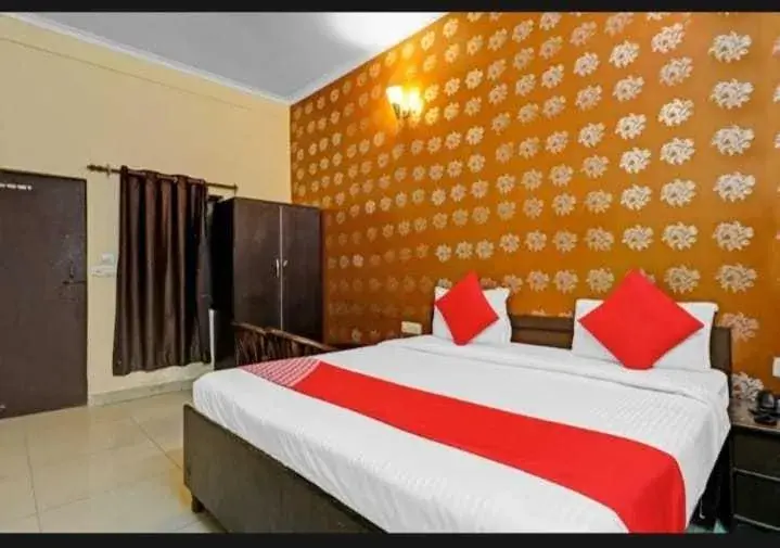 Bedroom, Bed in OYO Airport Global Hotel