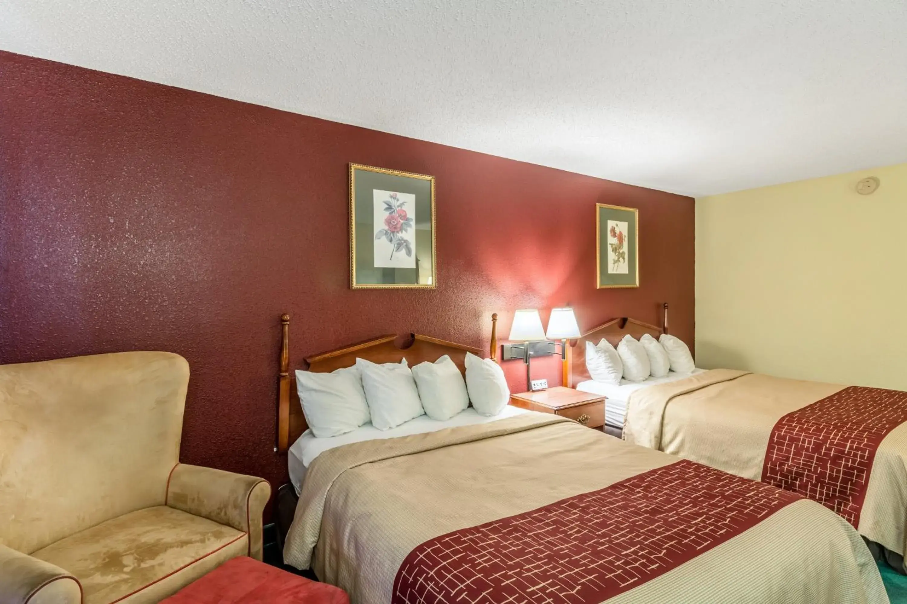 Photo of the whole room, Bed in Red Roof Inn Morehead