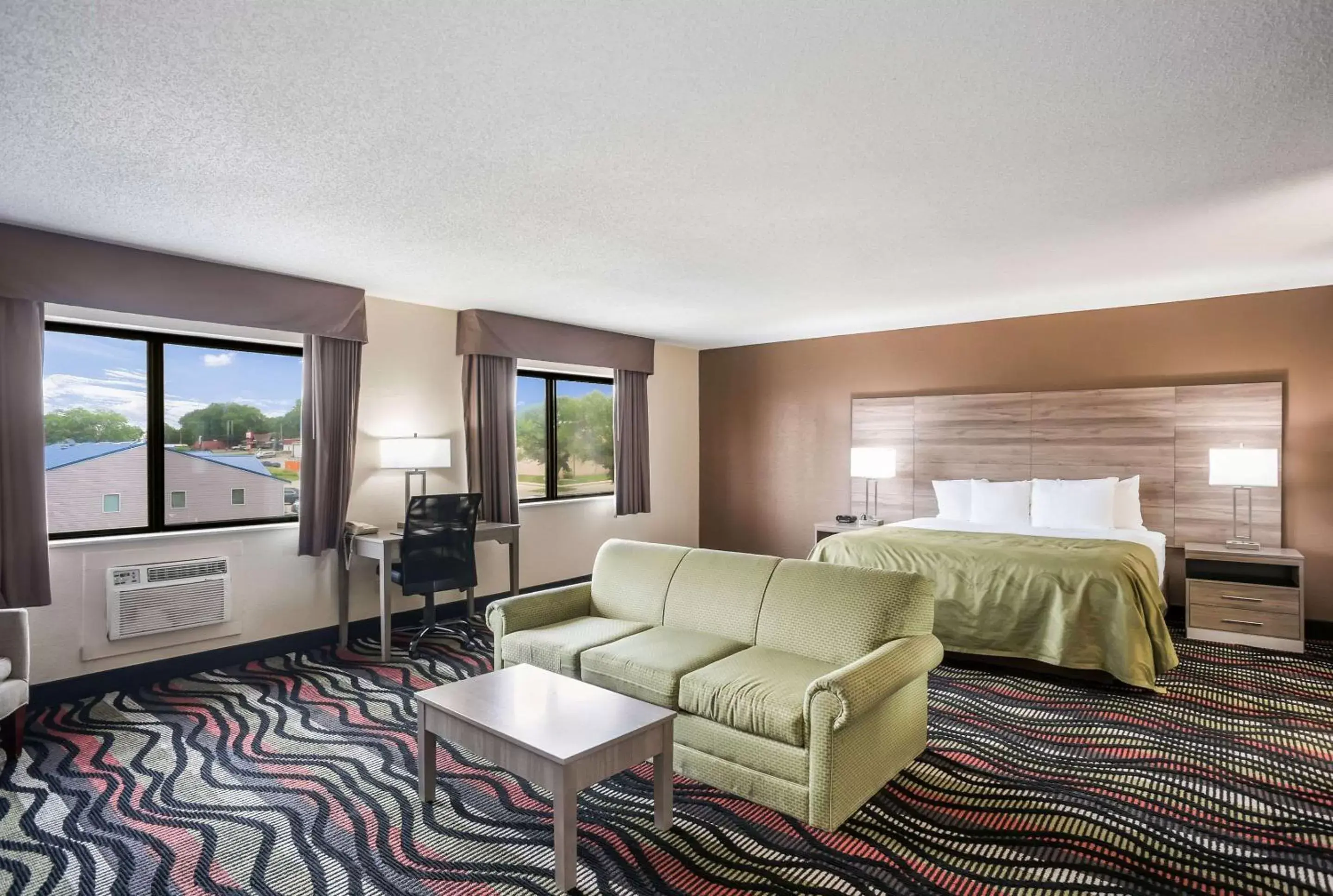 Photo of the whole room, Seating Area in Quality Inn Cedar Rapids South