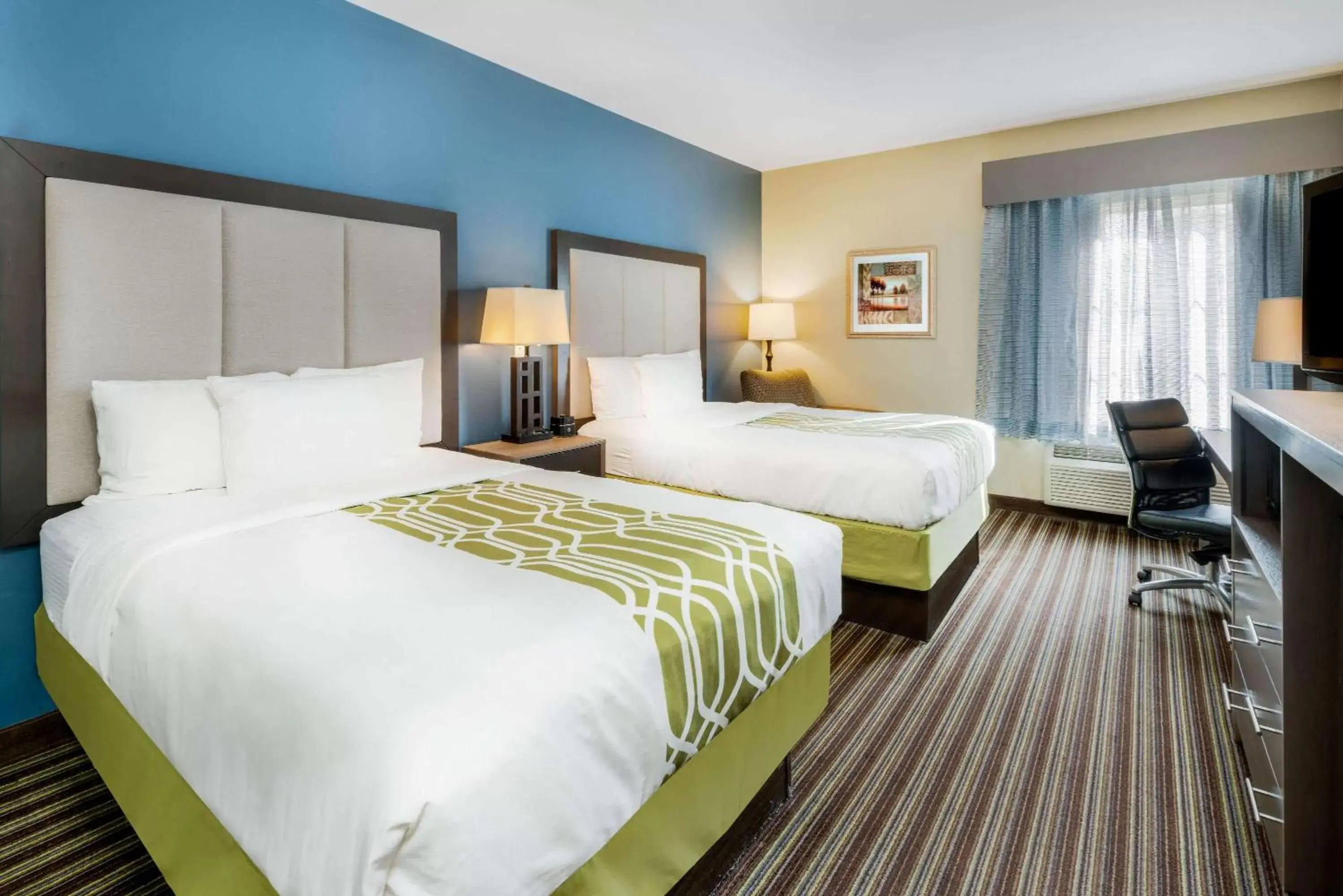 Photo of the whole room, Bed in La Quinta Inn & Suites by Wyndham Broussard - Lafayette Area