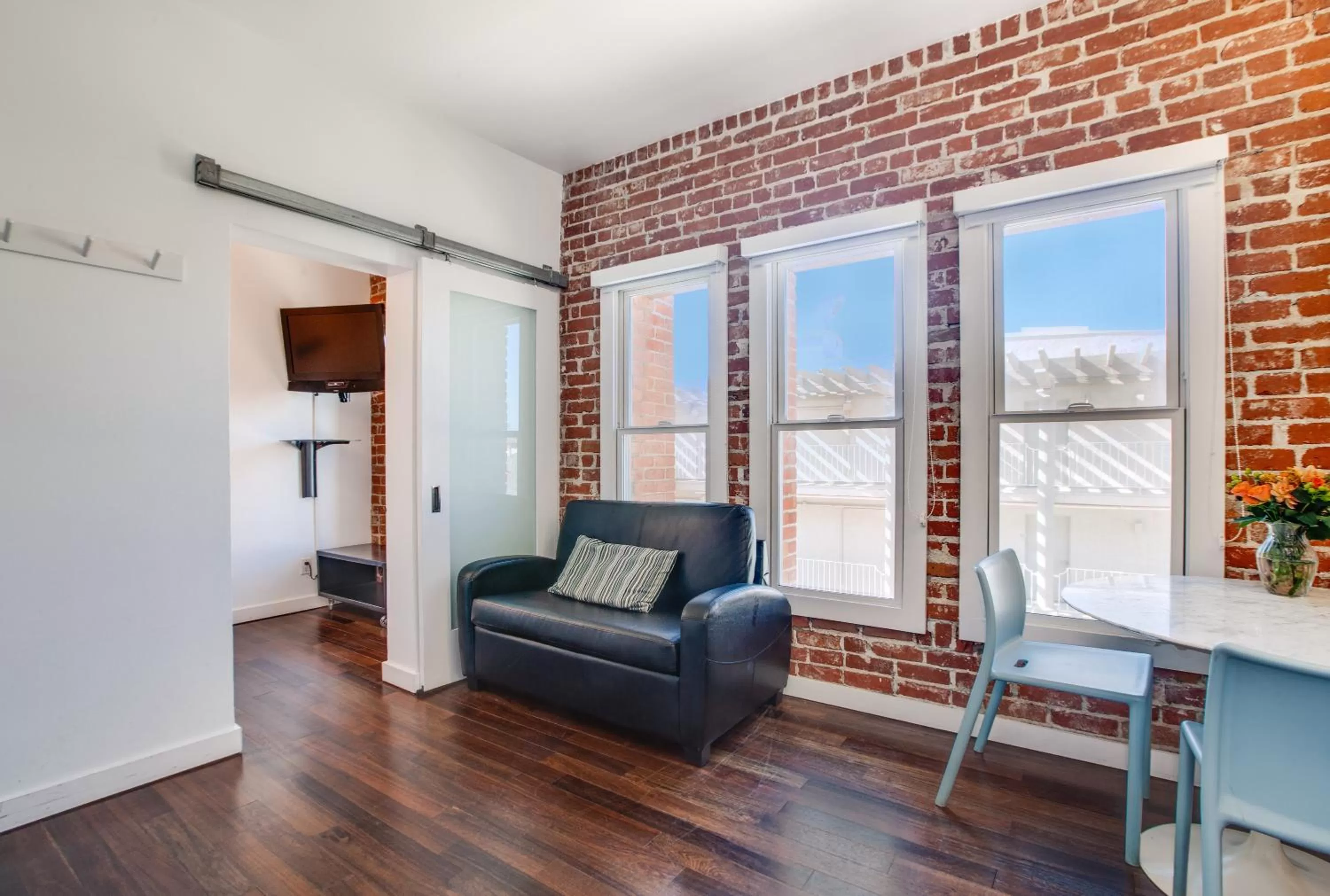 TV and multimedia in Venice Breeze Suites