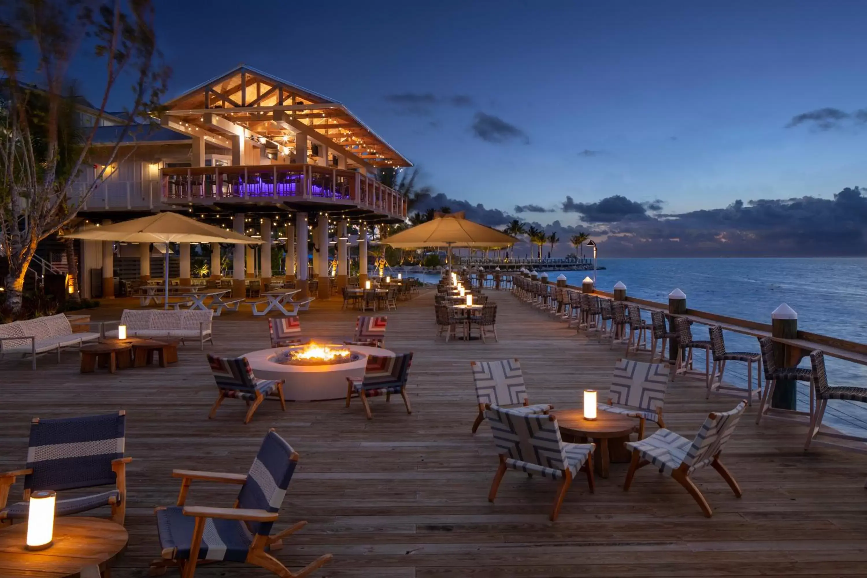 Patio, Restaurant/Places to Eat in Postcard Inn Beach Resort & Marina
