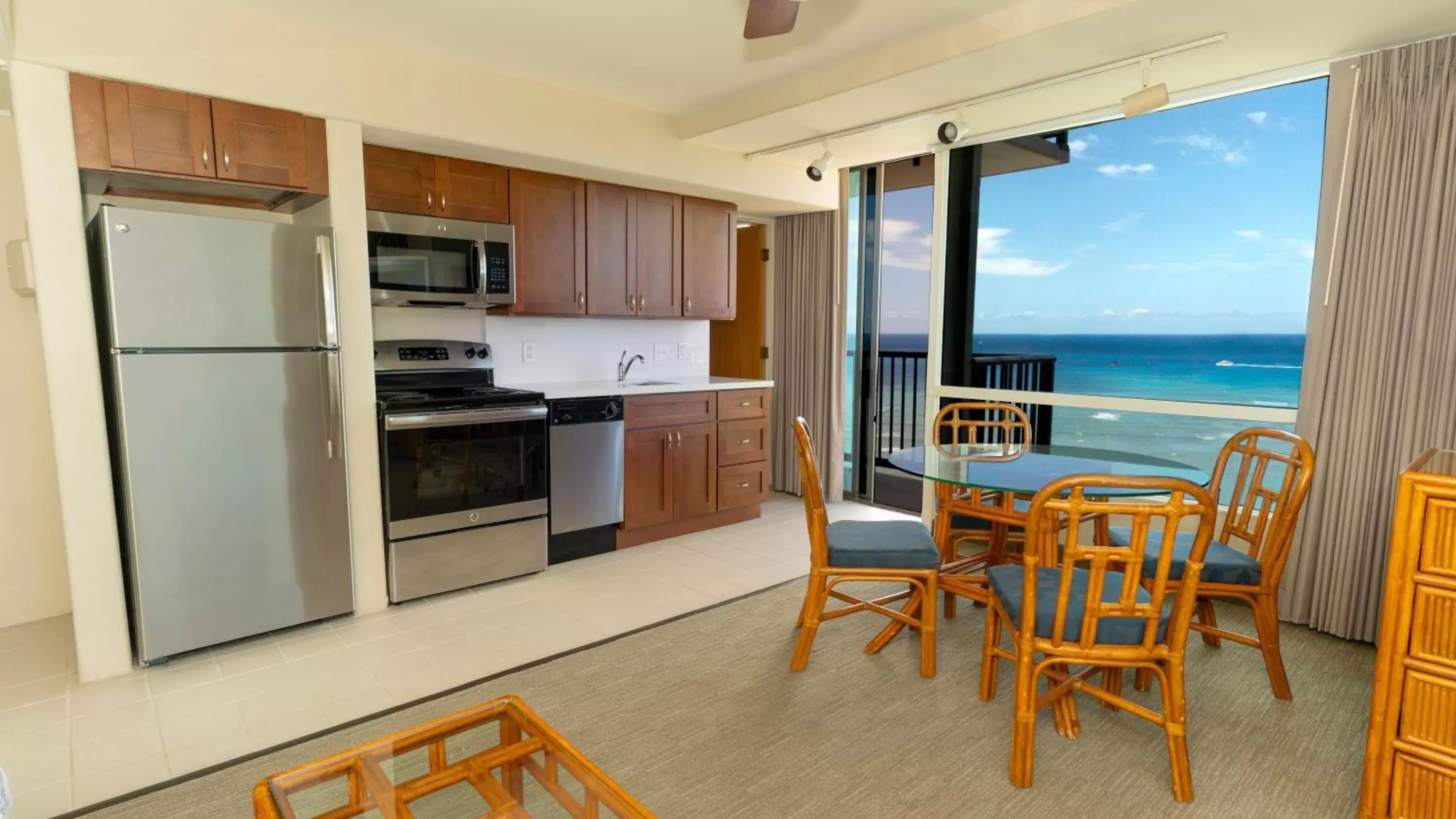 Dining area, Kitchen/Kitchenette in Imperial Hawaii Resort