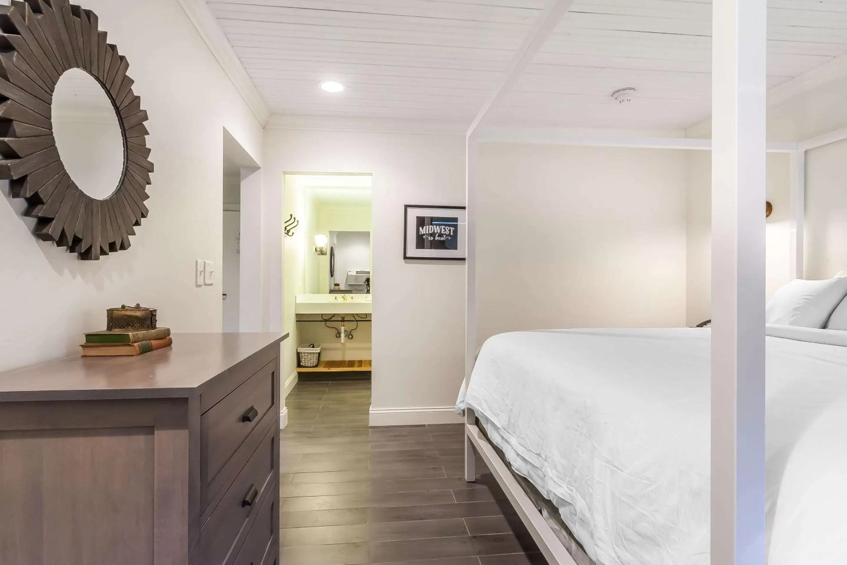 Photo of the whole room, Bed in The Aurora Inn Hotel and Event Center