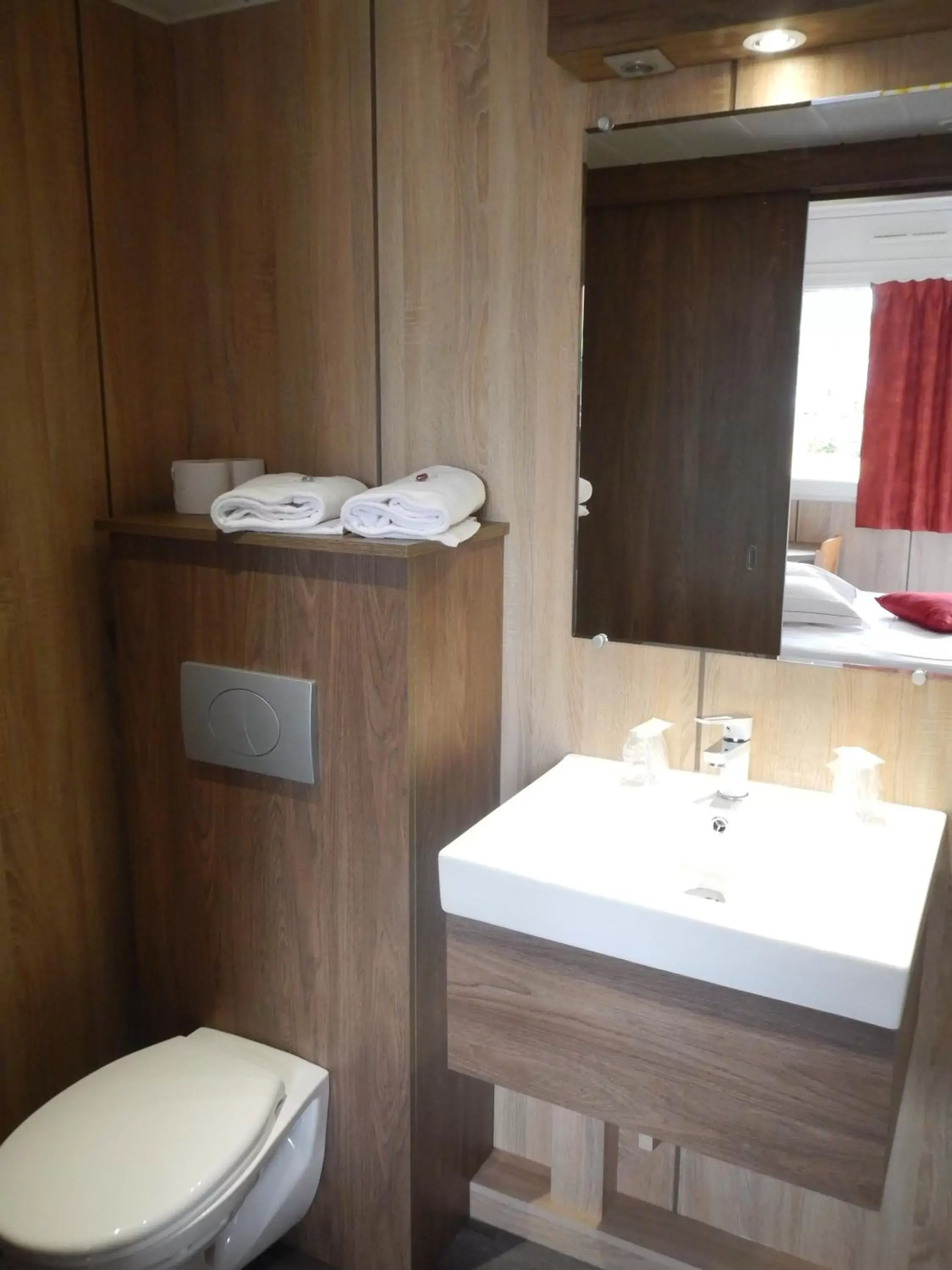 Bathroom in The Originals Access Aéroport, Hôtel Aurillac
