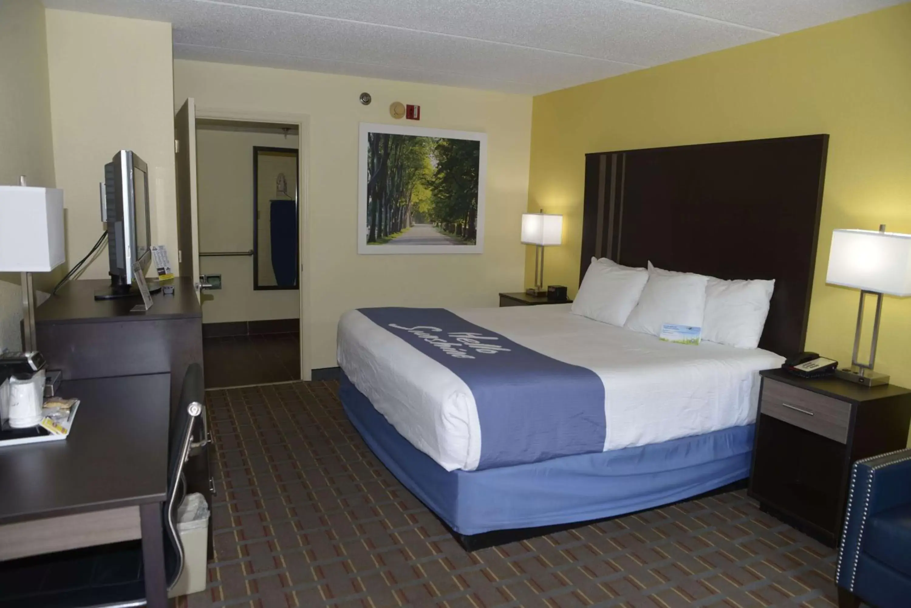 Photo of the whole room, Bed in Days Inn by Wyndham Kodak/Sevierville Intrstate SmokeyMntns