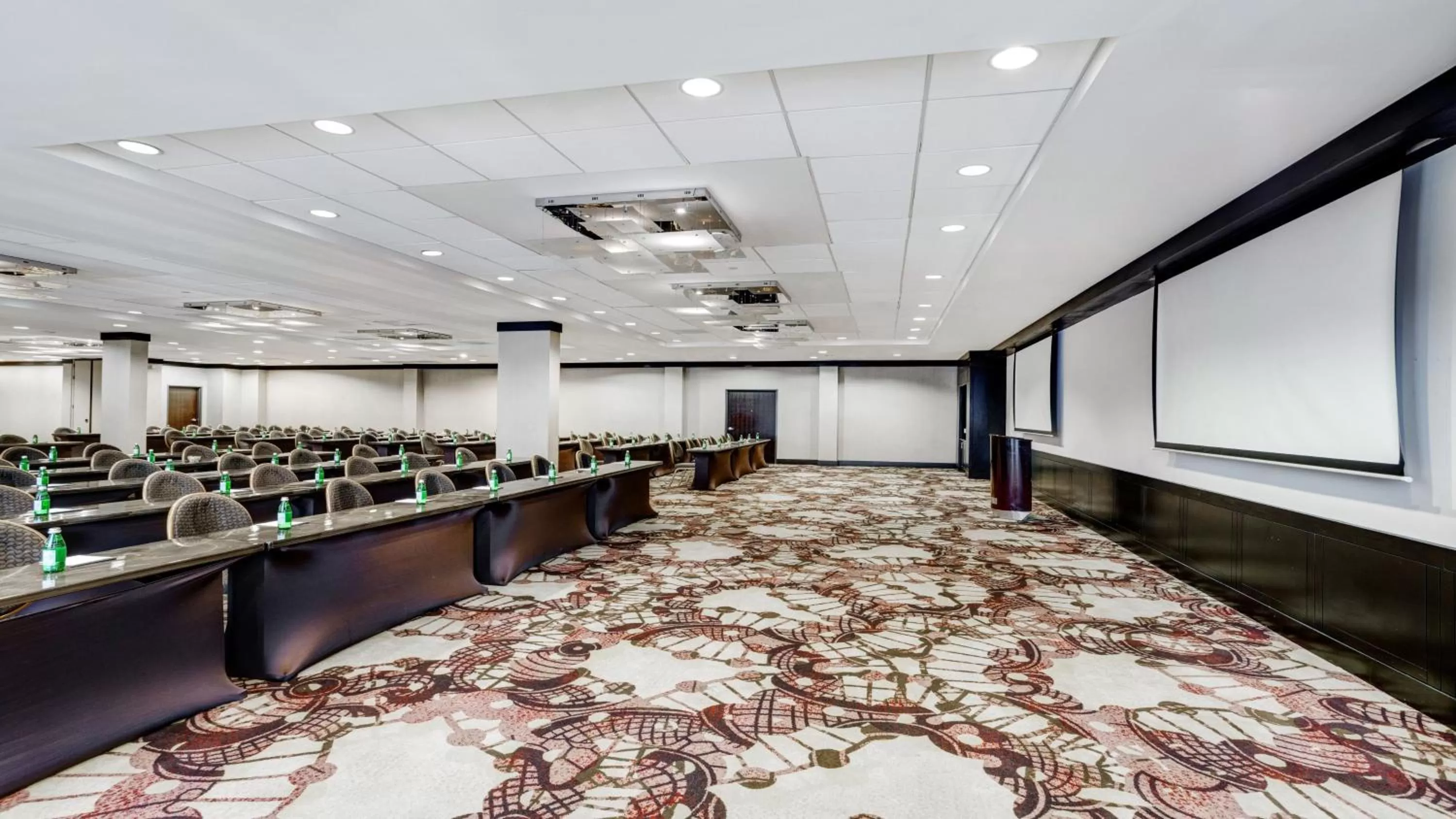 Meeting/conference room in Crowne Plaza Houston Galleria Area by IHG