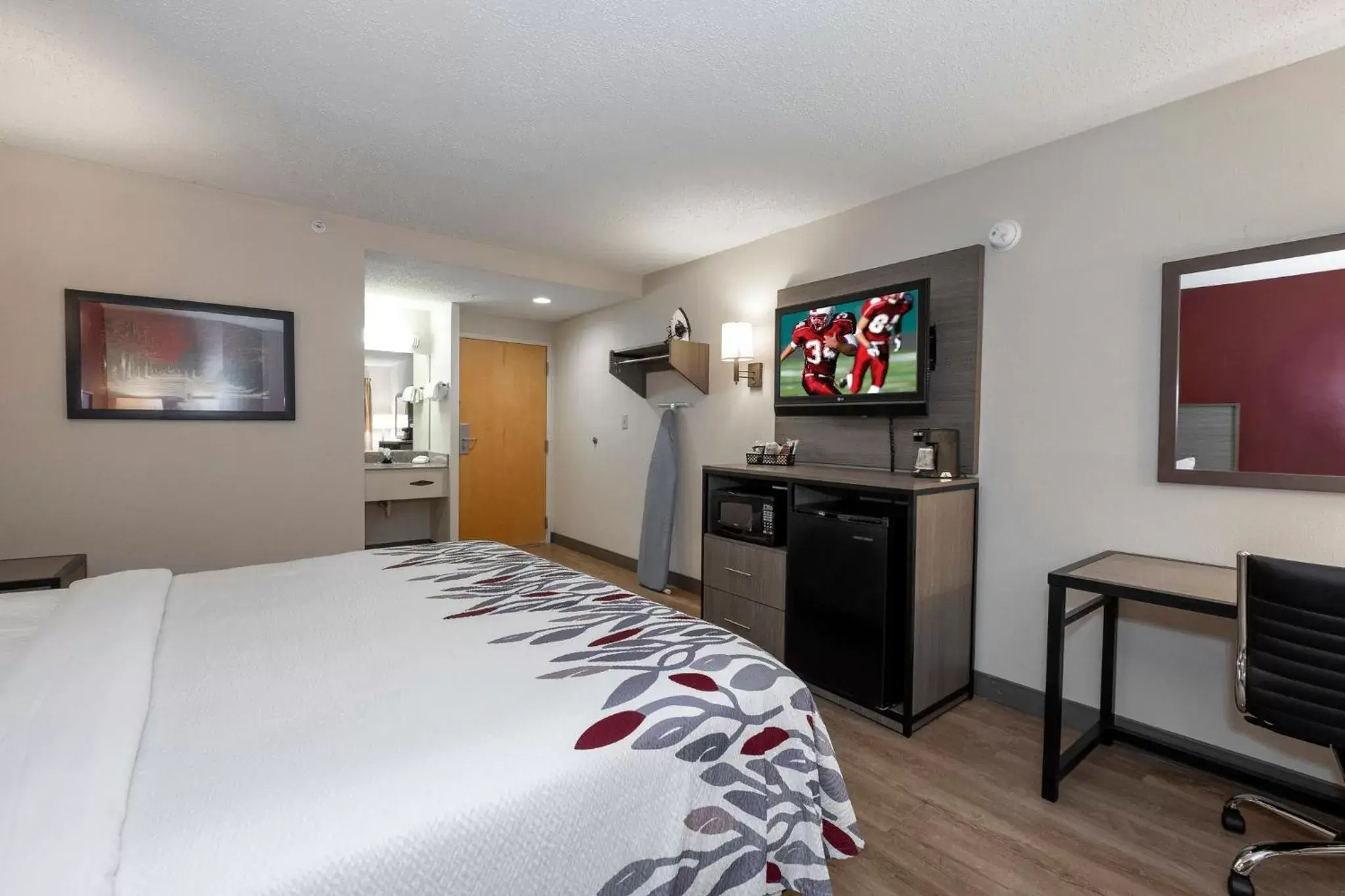 Bedroom, TV/Entertainment Center in Red Roof Inn Clifton Park