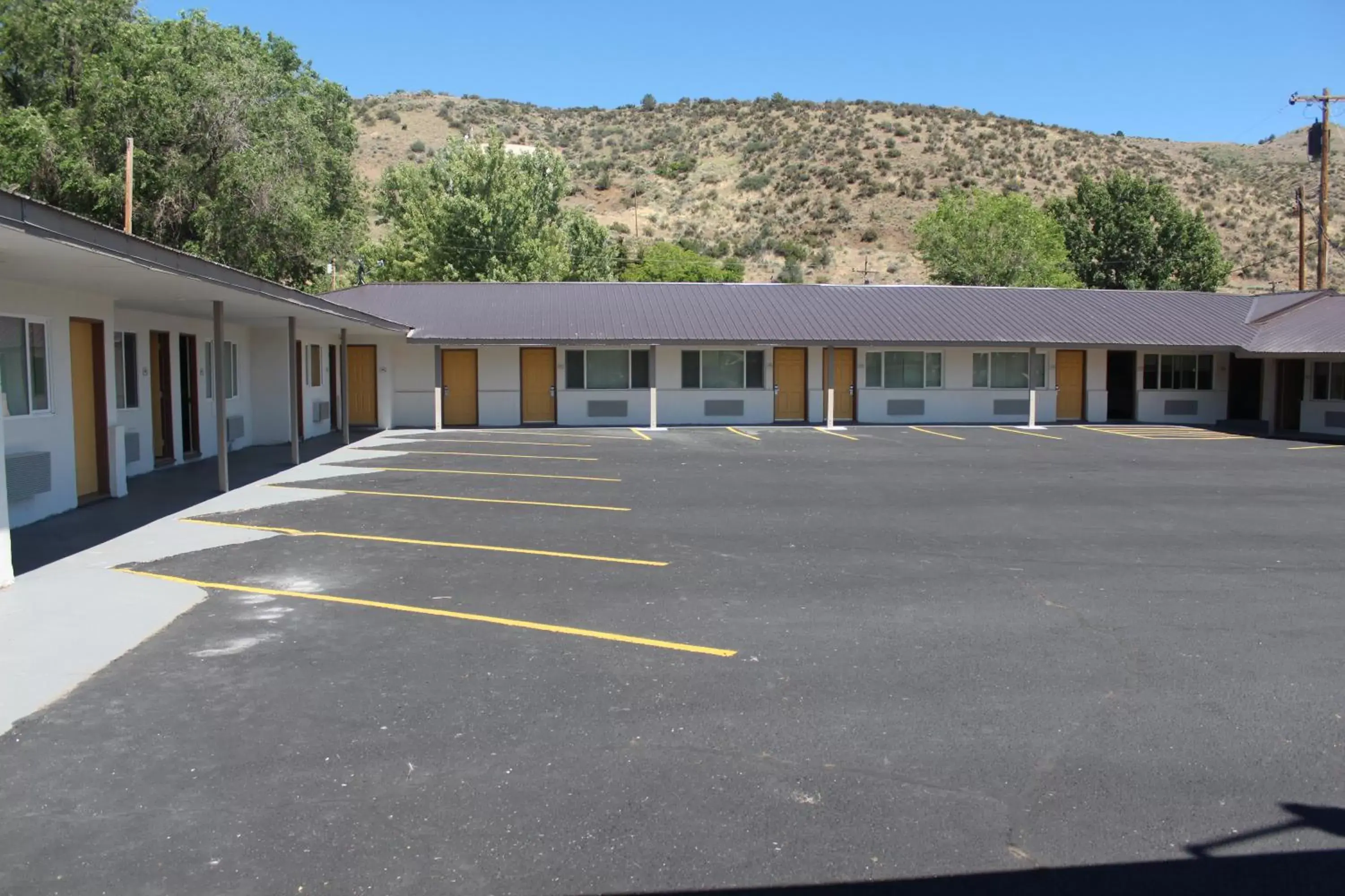 Property building in Oregon Trail Inn and Suites