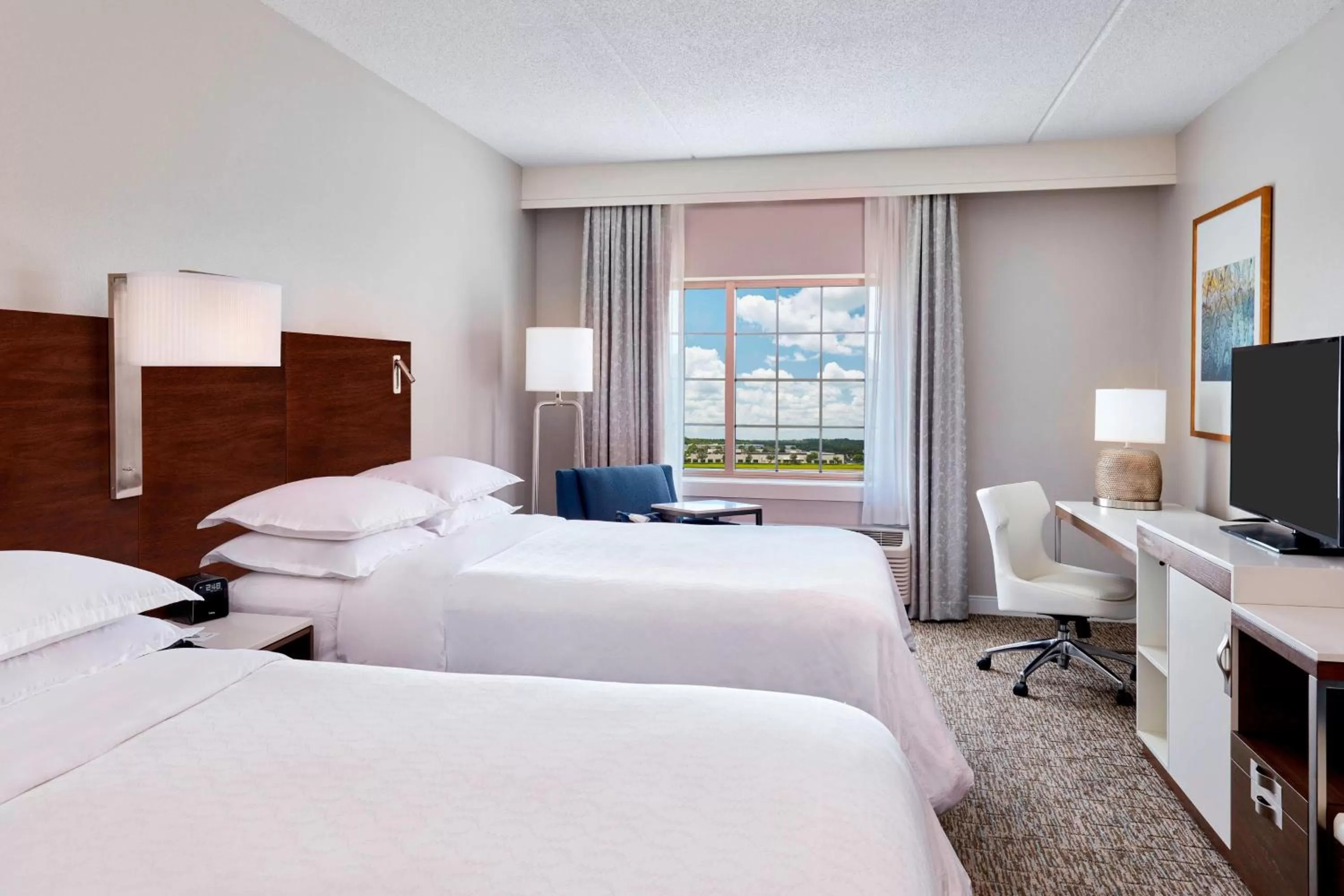 Photo of the whole room, Bed in Sheraton Jacksonville Hotel