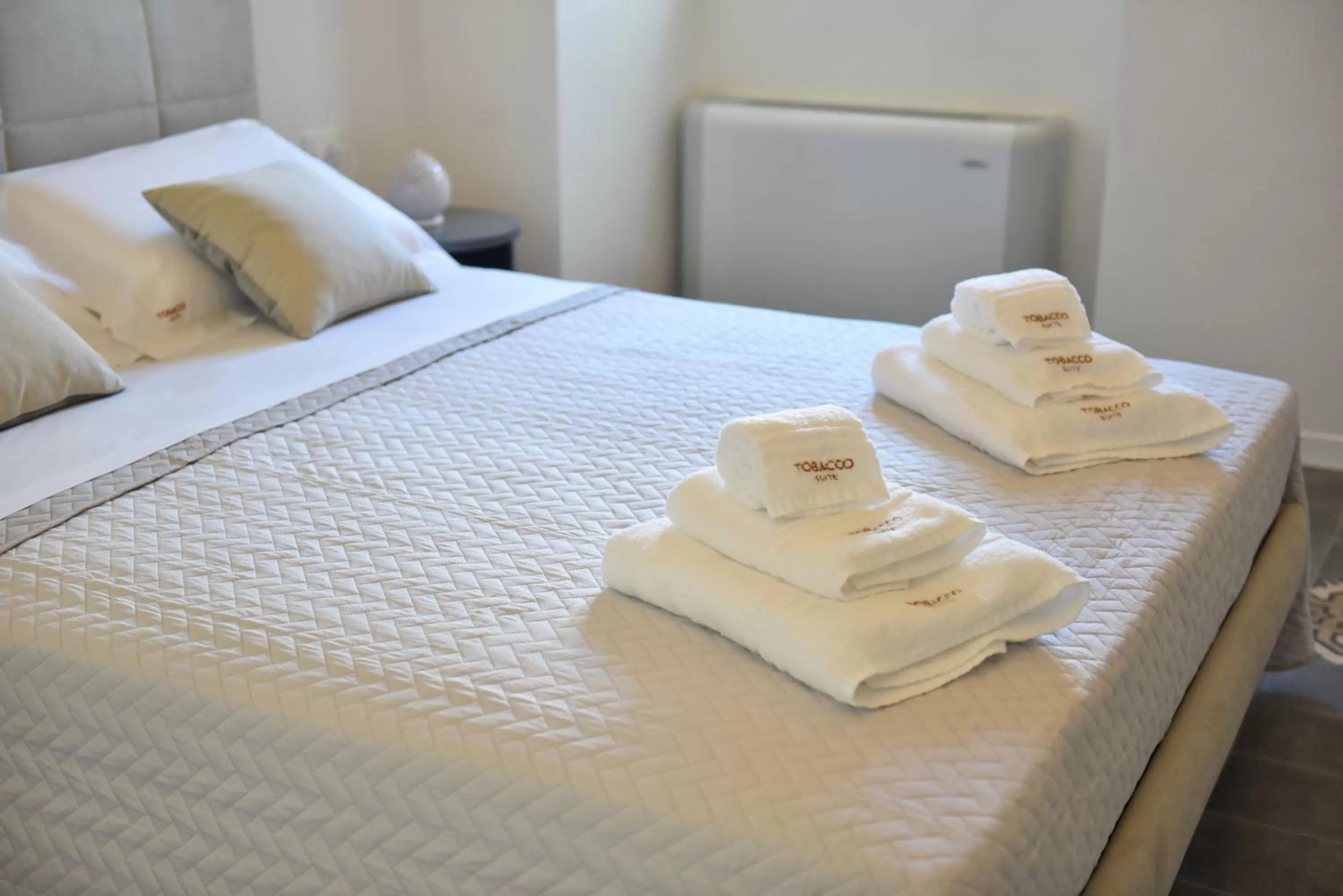 Photo of the whole room, Bed in Tobacco Suite