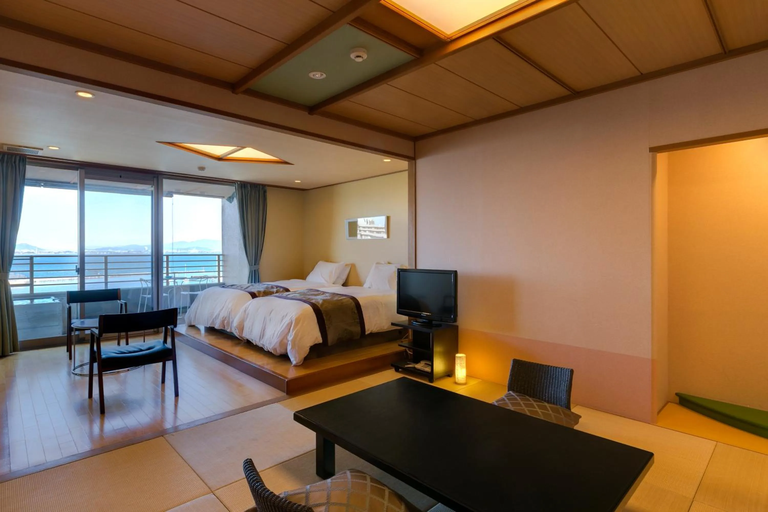 Deluxe Family Room in Biwako Ryokusuitei