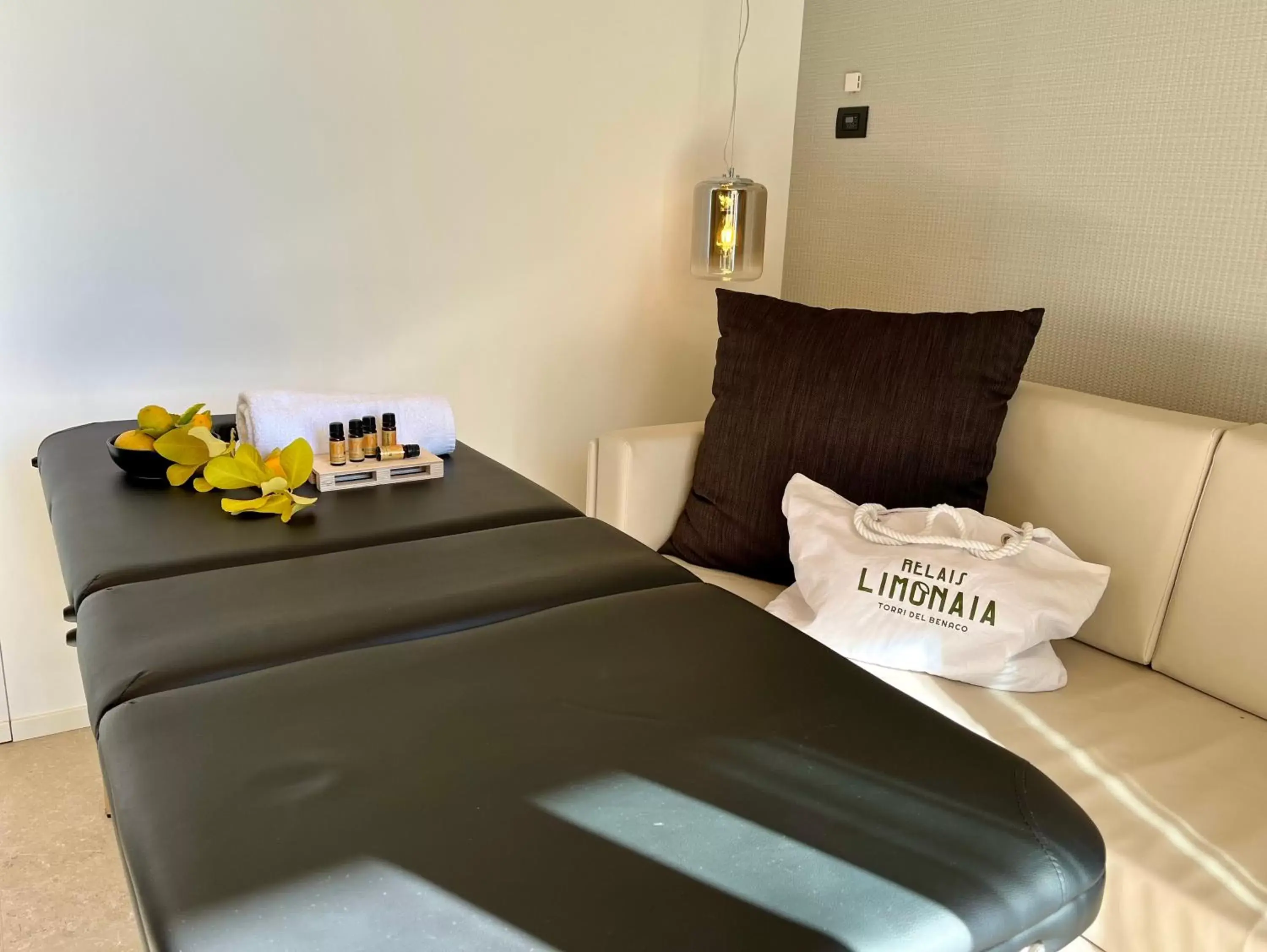 Massage, Bed in Relais Limonaia - Suites & Garden SPA