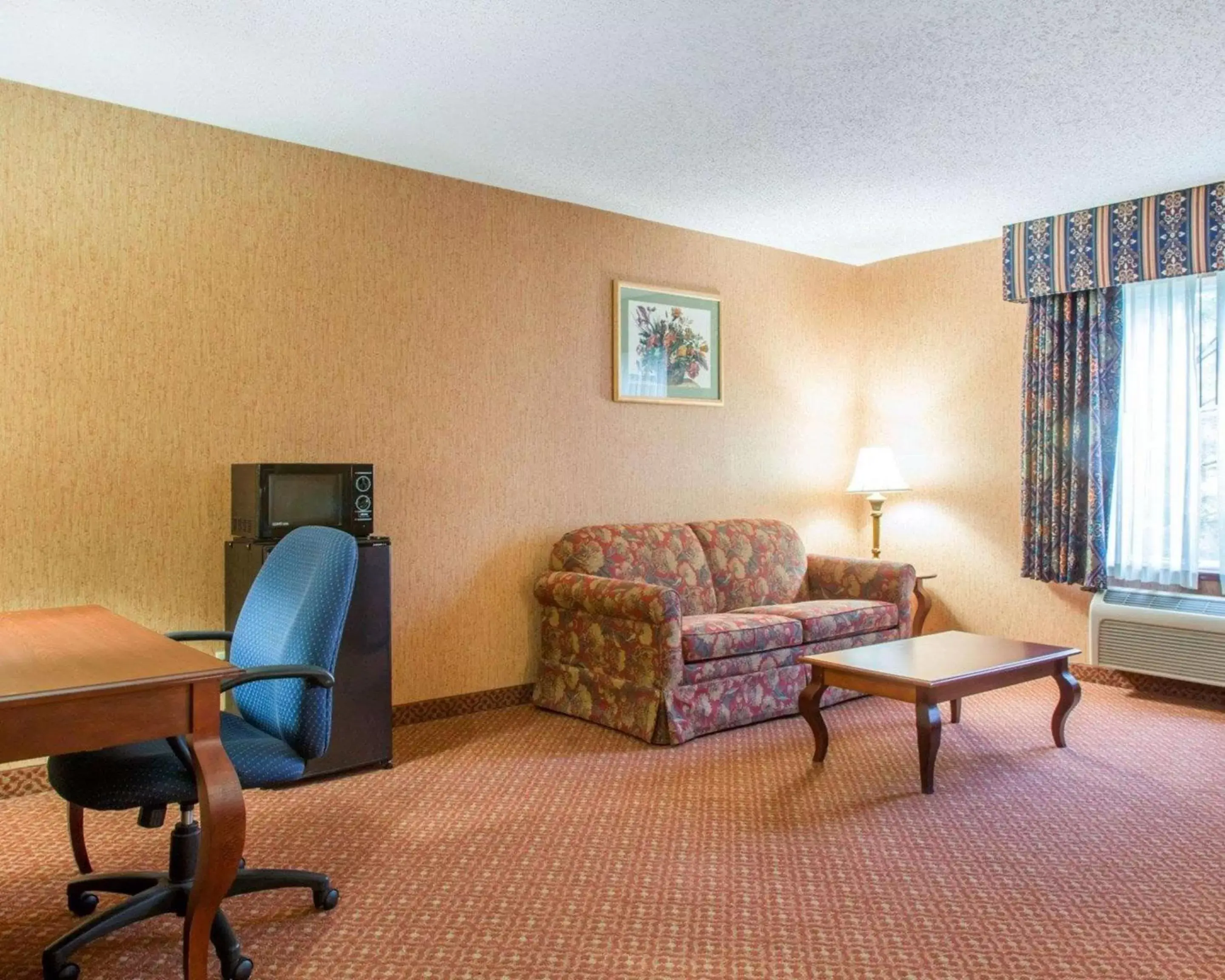 Photo of the whole room, Seating Area in Quality Inn & Suites Meriden