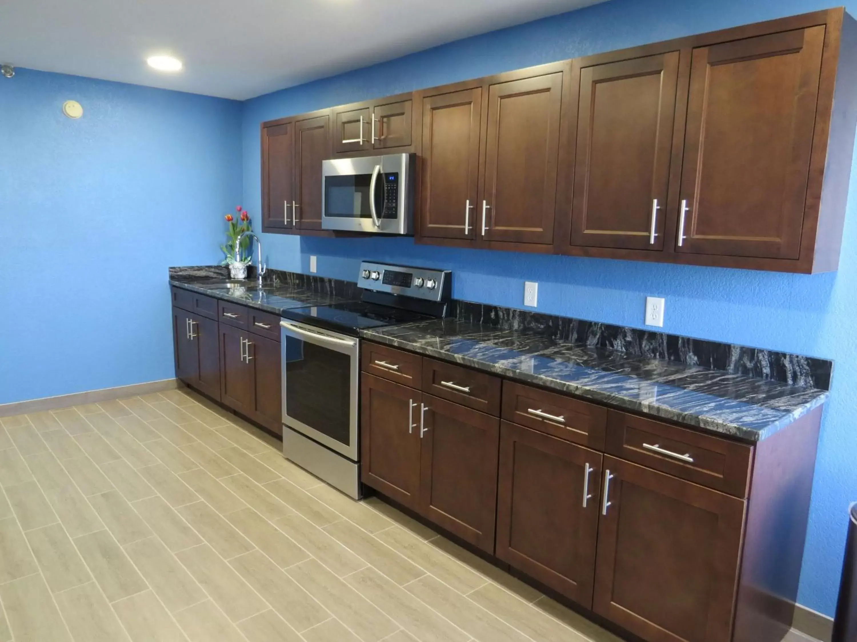 On site, Kitchen/Kitchenette in Best Western Plus East Syracuse