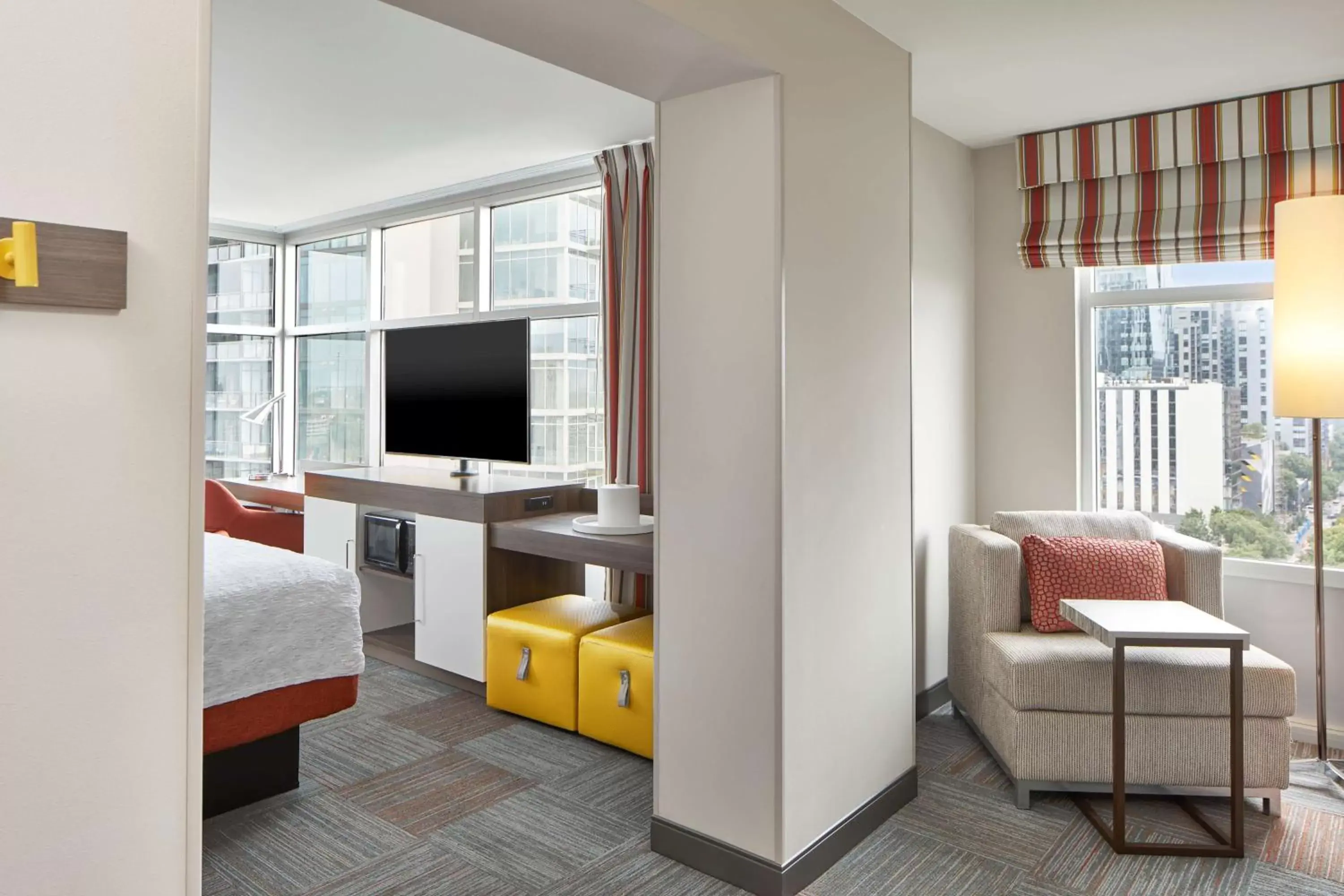 Bed, Seating Area in Hampton Inn & Suites Atlanta-Midtown, Ga