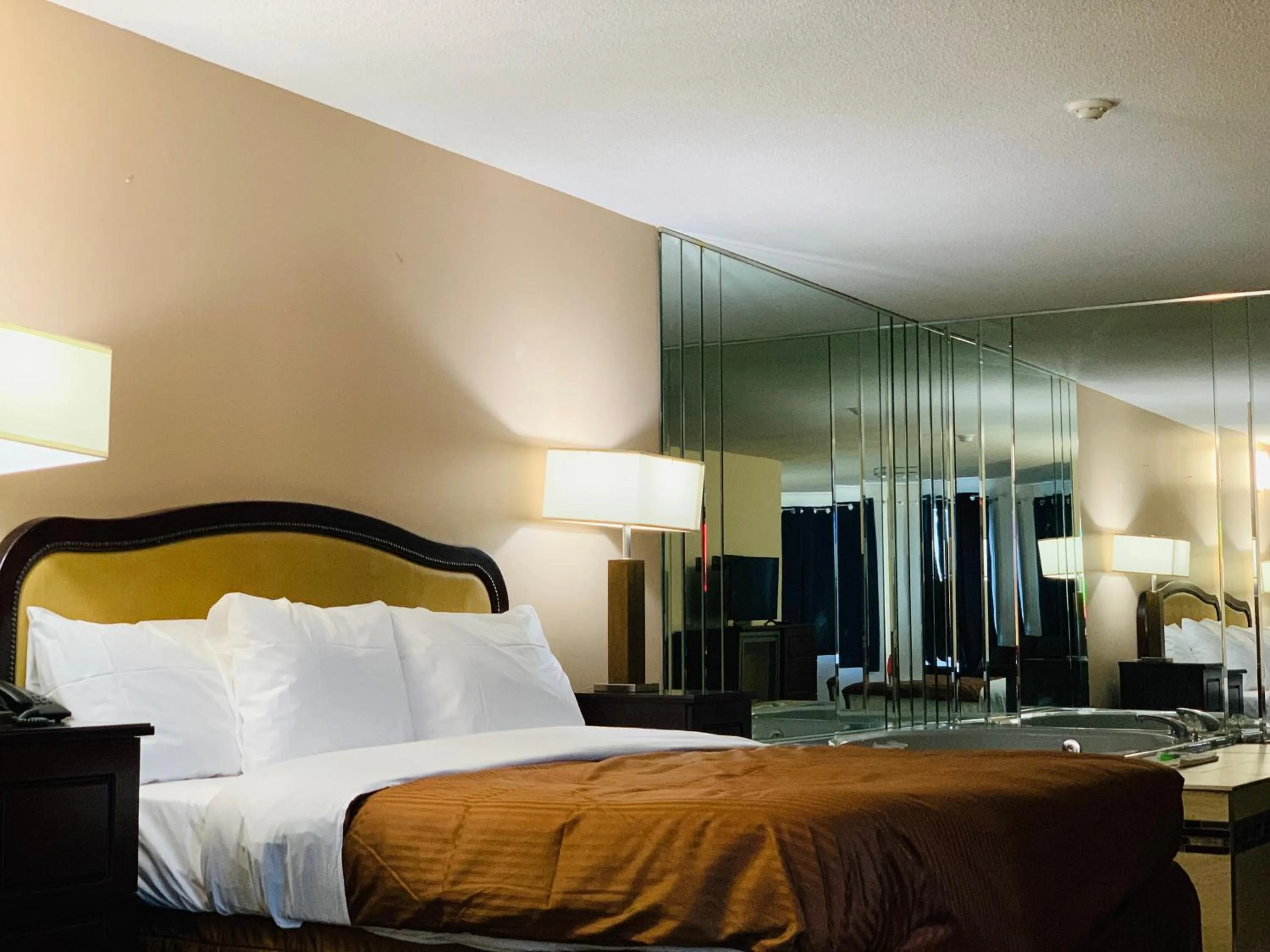 Bed in Falls Lodge & Suites