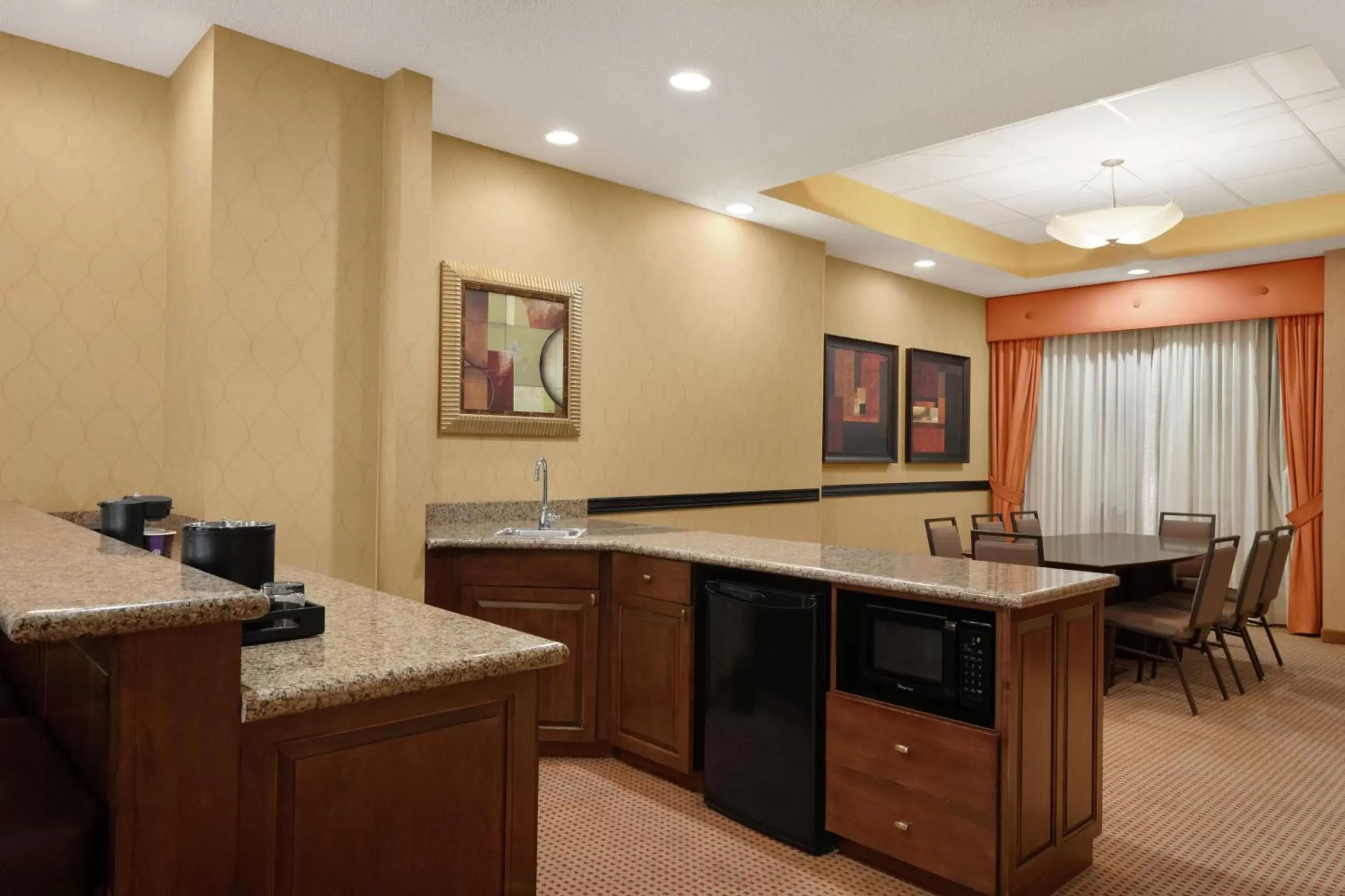 Living room, Kitchen/Kitchenette in Embassy Suites Huntsville