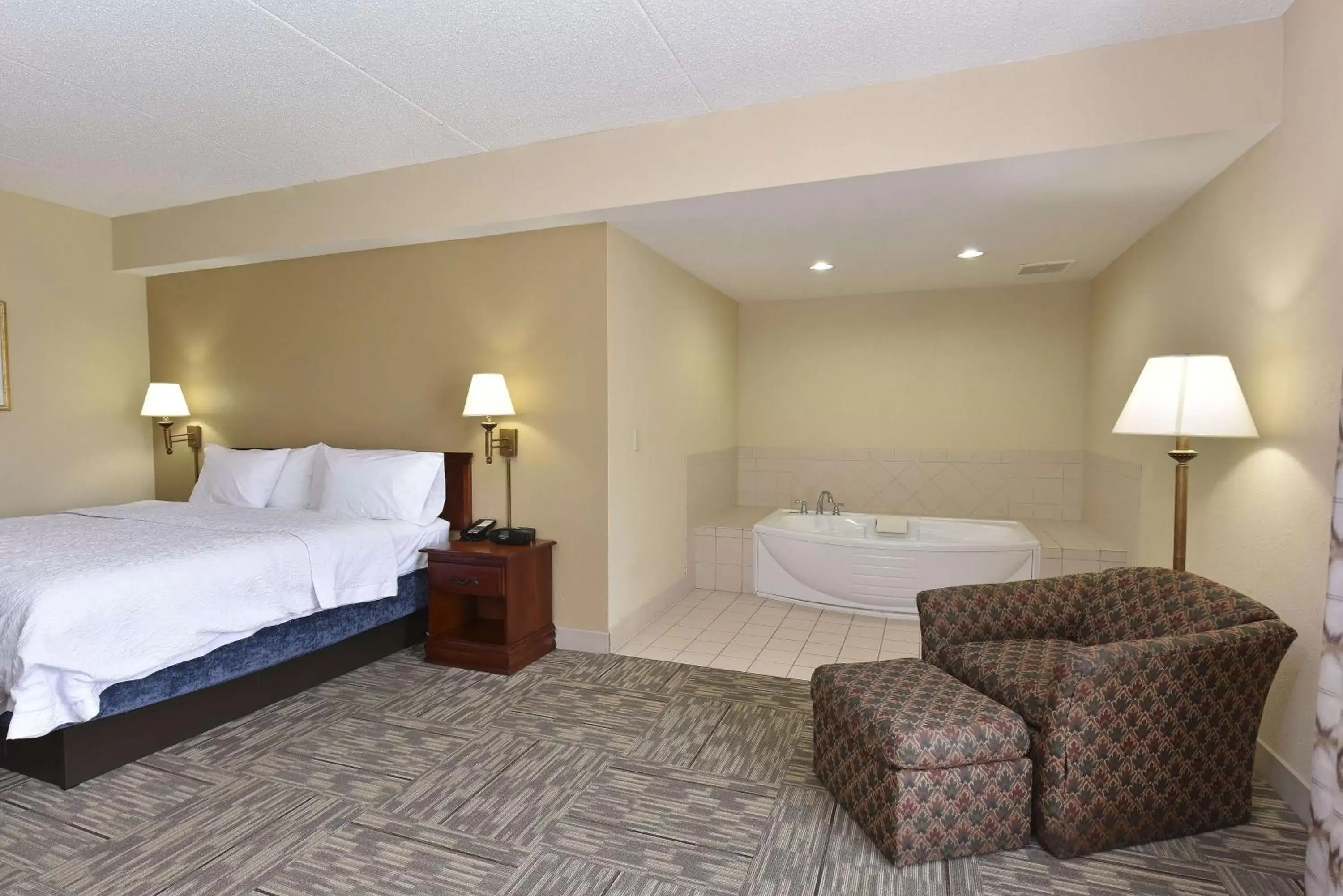 Bathroom, Bed in Hampton Inn Selma