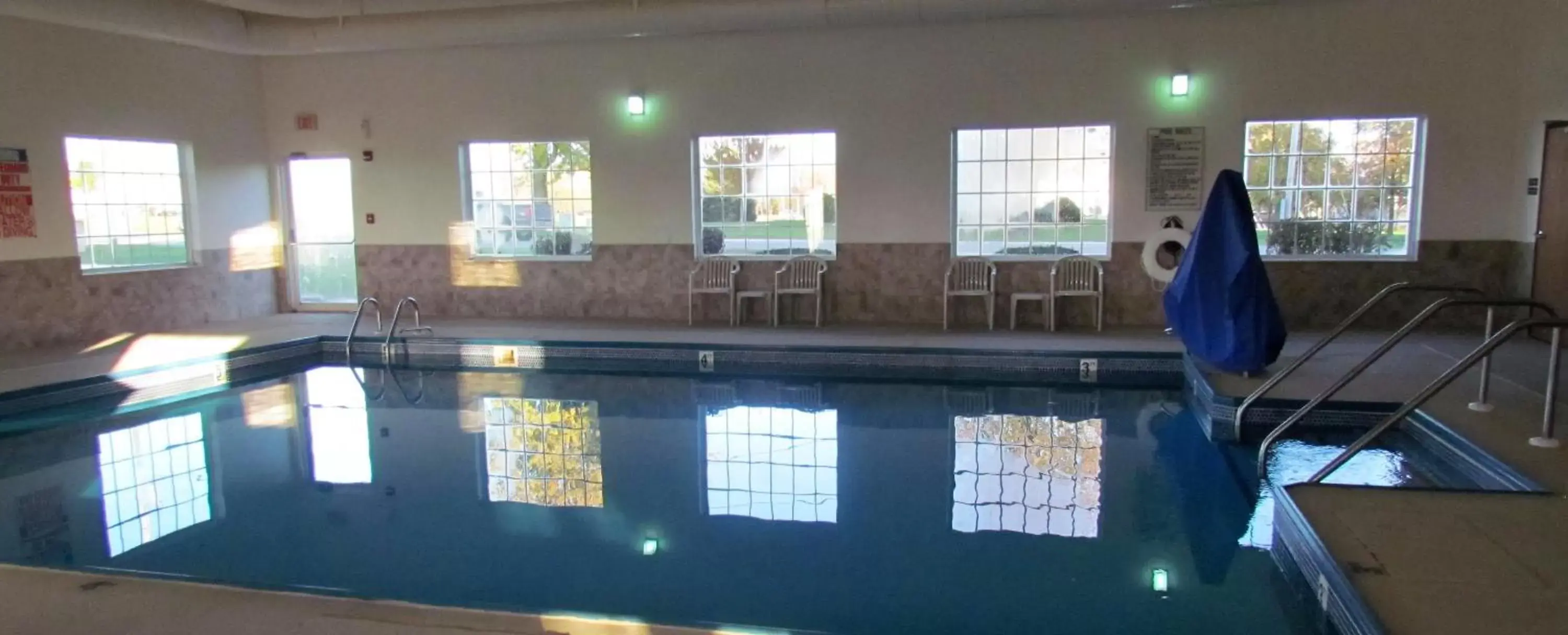 Swimming Pool in Oak Hill Inn & Suites