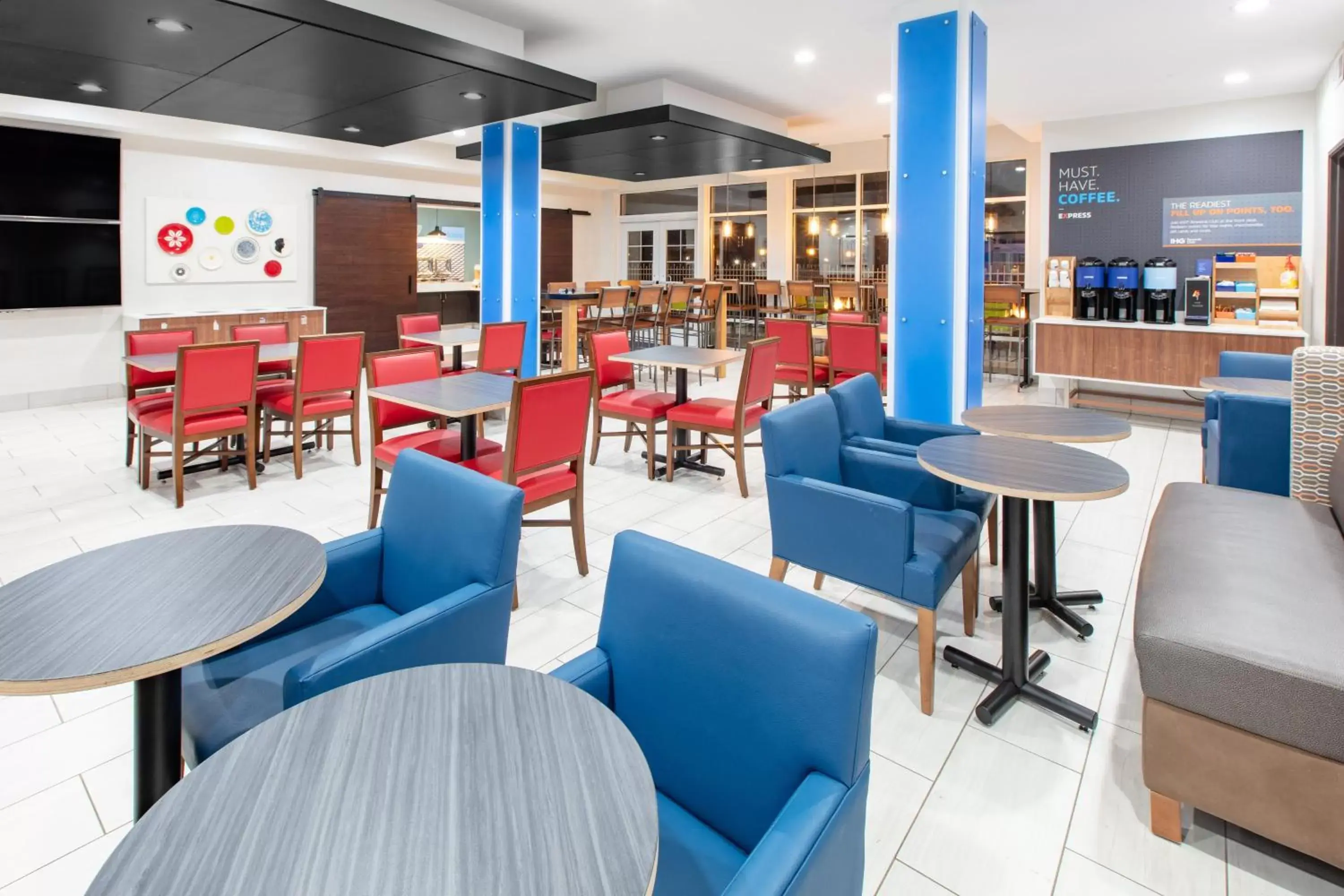 Breakfast, Lounge/Bar in Holiday Inn Express Hotel & Suites Seaside Convention Center, an IHG Hotel
