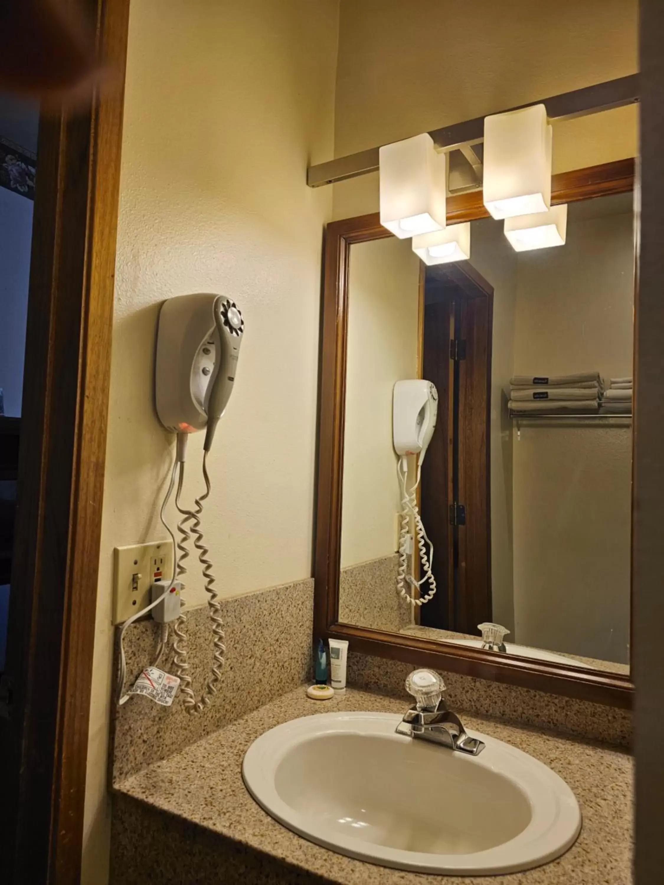 Shower, Bathroom in Cle Elum Travelers Inn