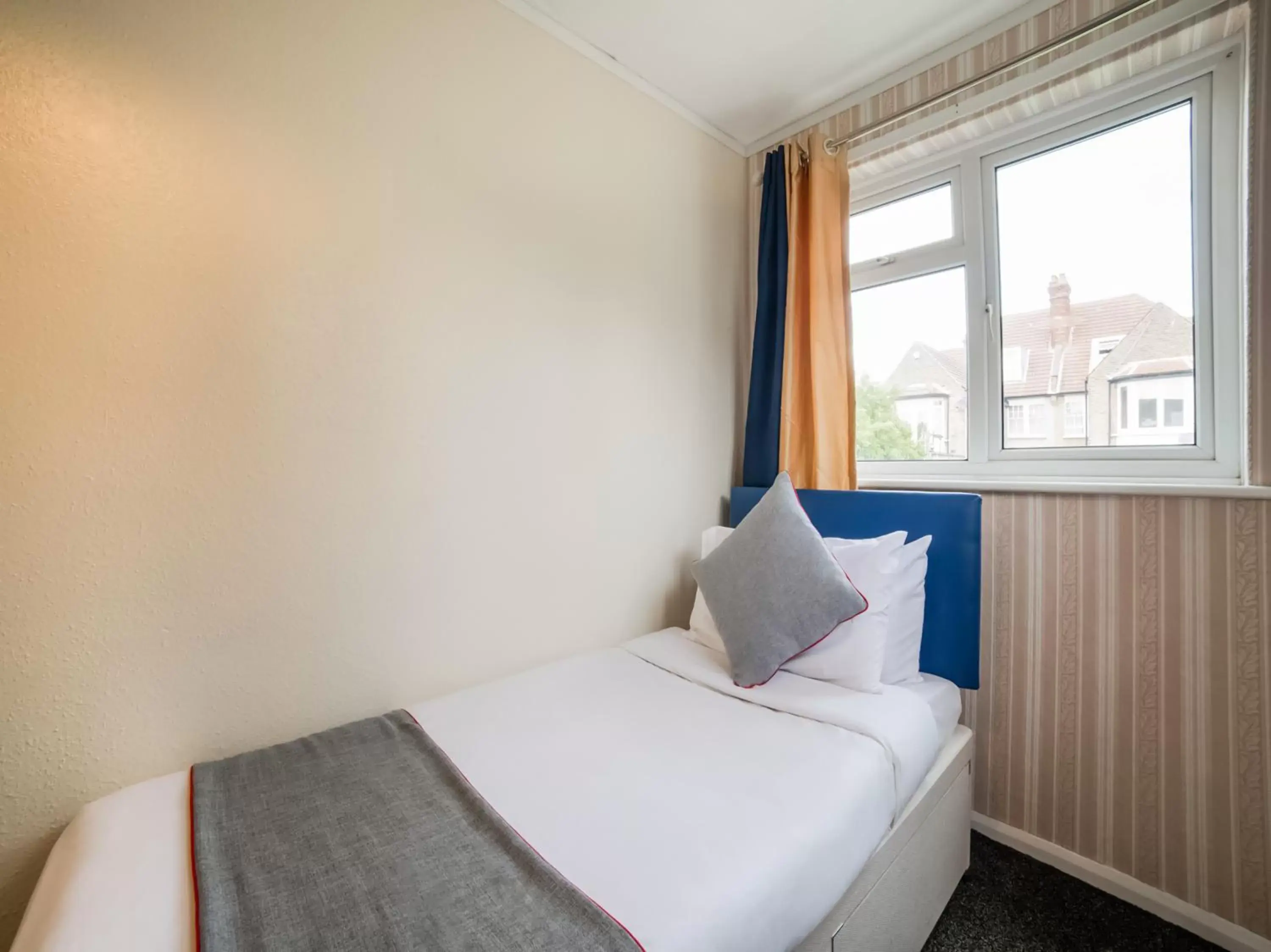 Bedroom, Bed in OYO Devine Beach Hotel, Westcliff Southend-On-Sea