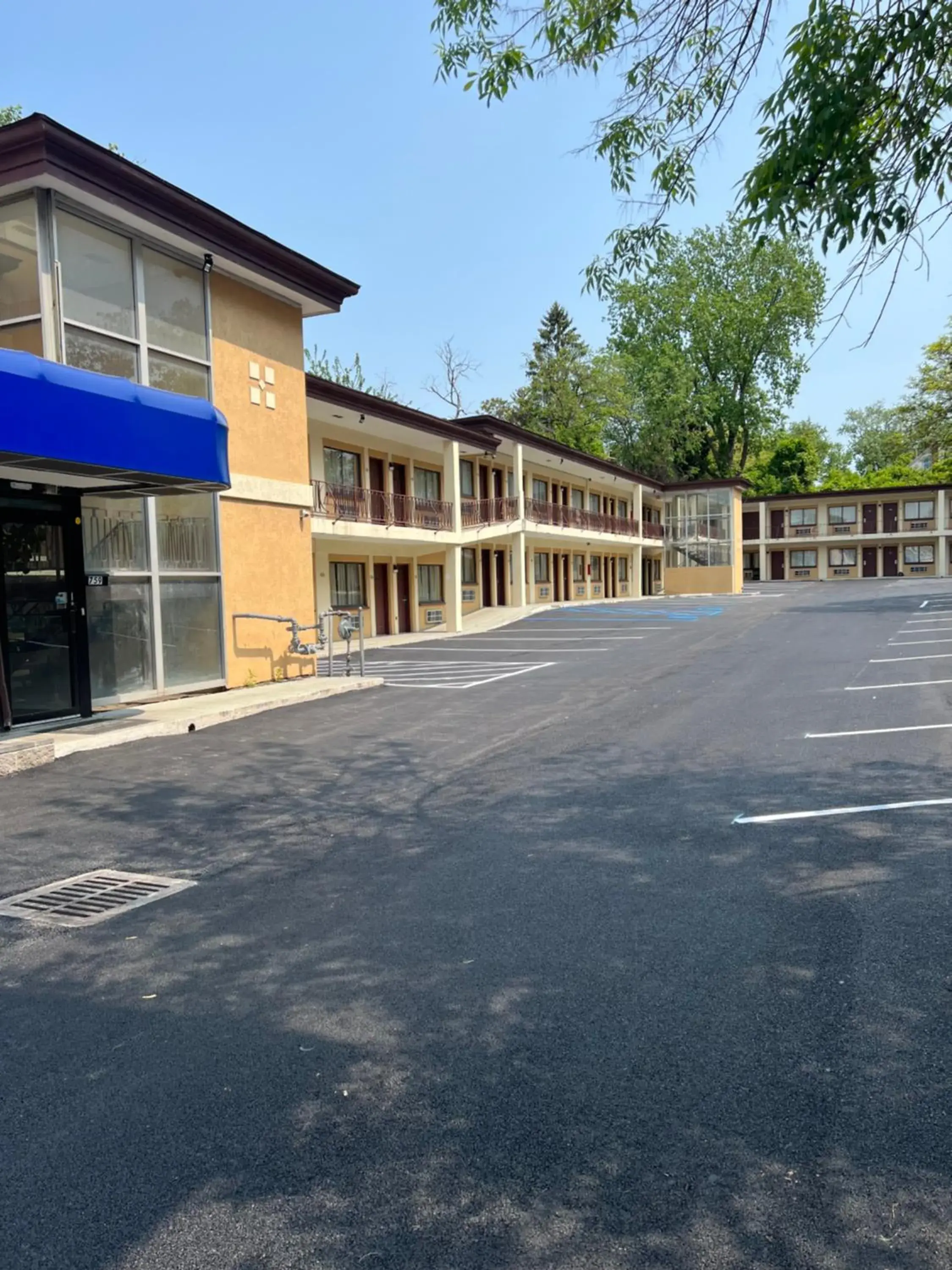 Property Building in Executive Inn Schenectady Downtown