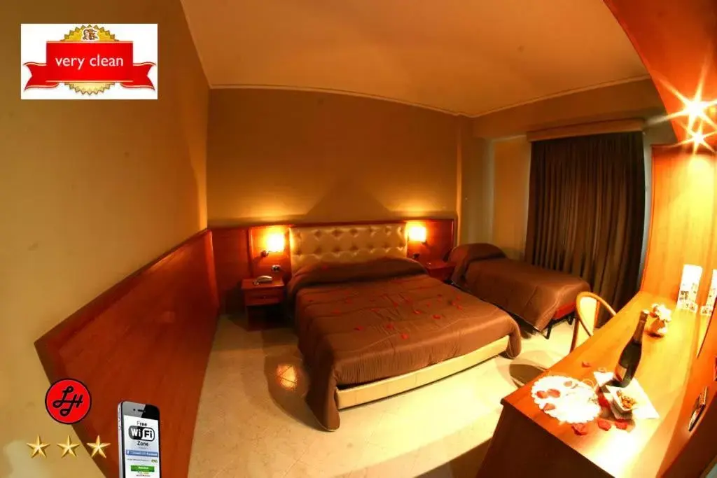 Bedroom, Bed in Hotel Luxor