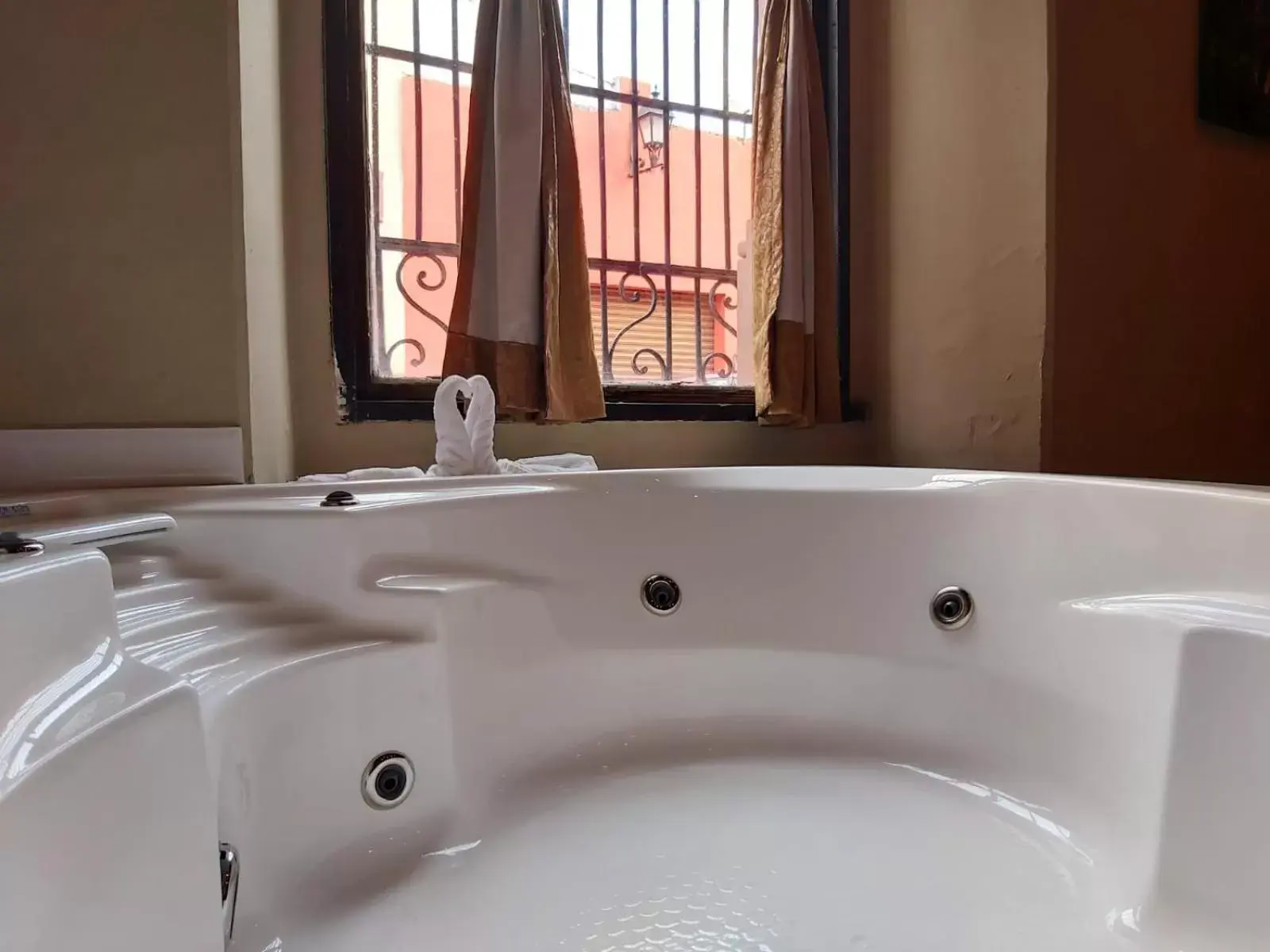 Hot Tub, Bathroom in Independencia Dos 7 Hotel Boutique