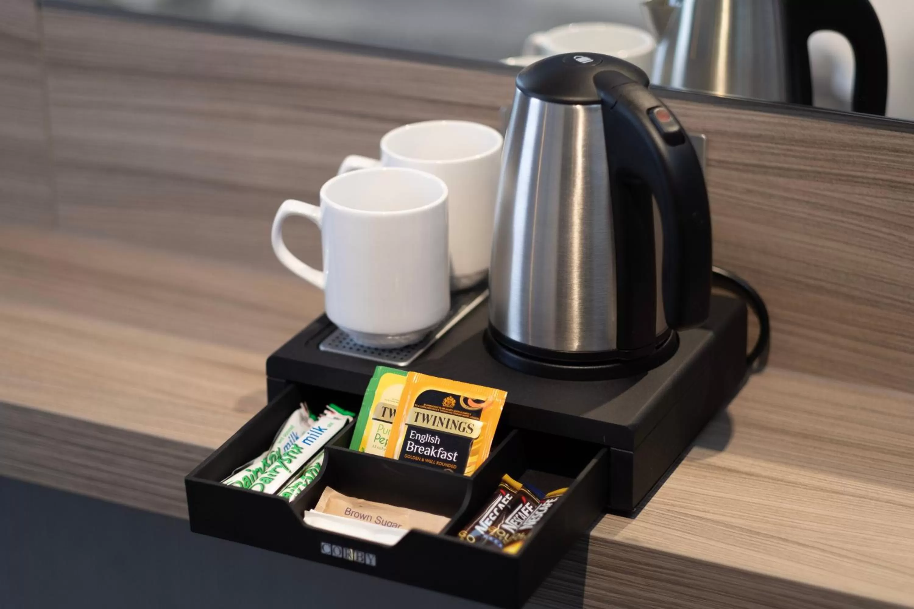 Coffee/tea facilities in City Sleeper at Royal National Hotel