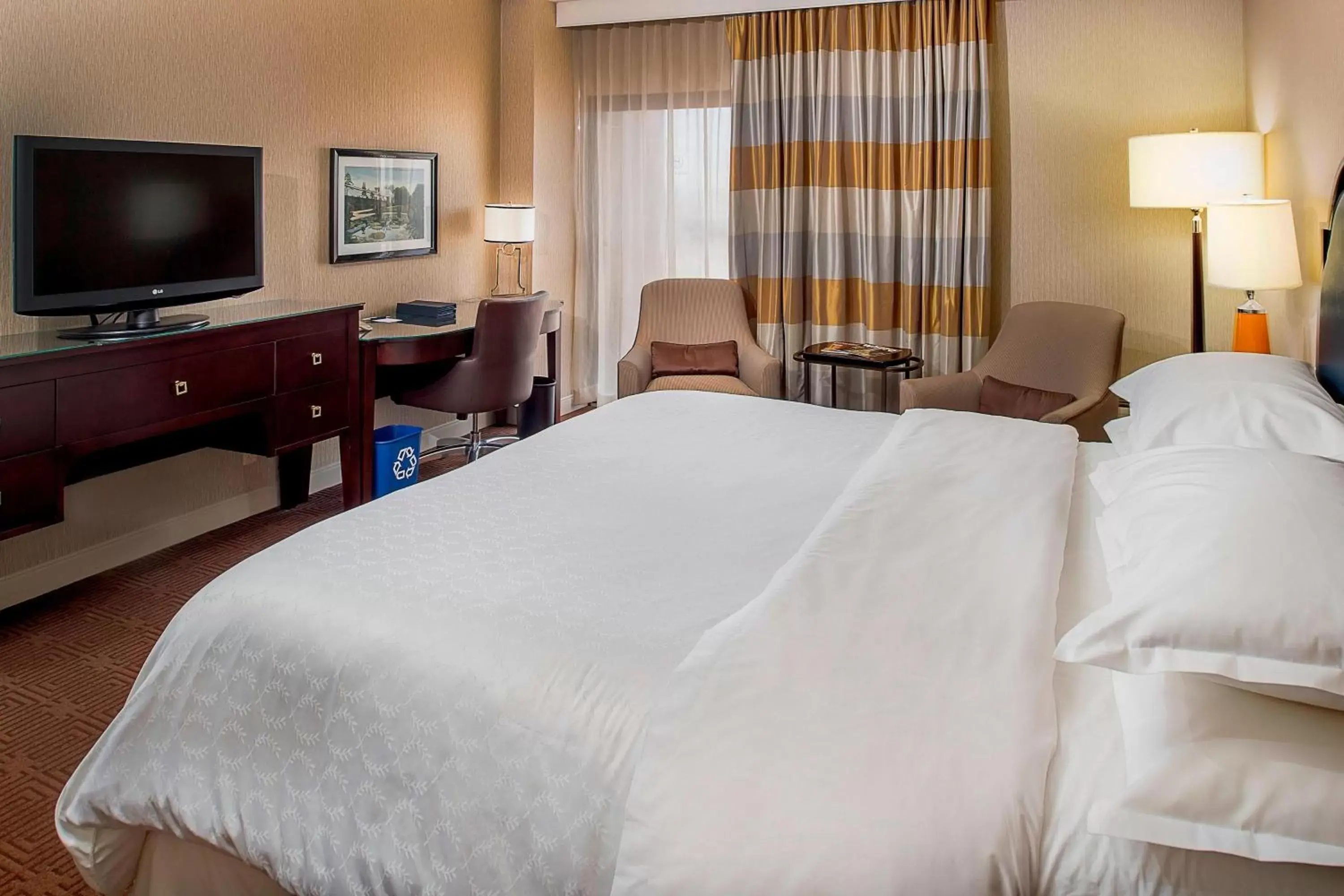 Photo of the whole room, Bed in Sheraton Westport Plaza