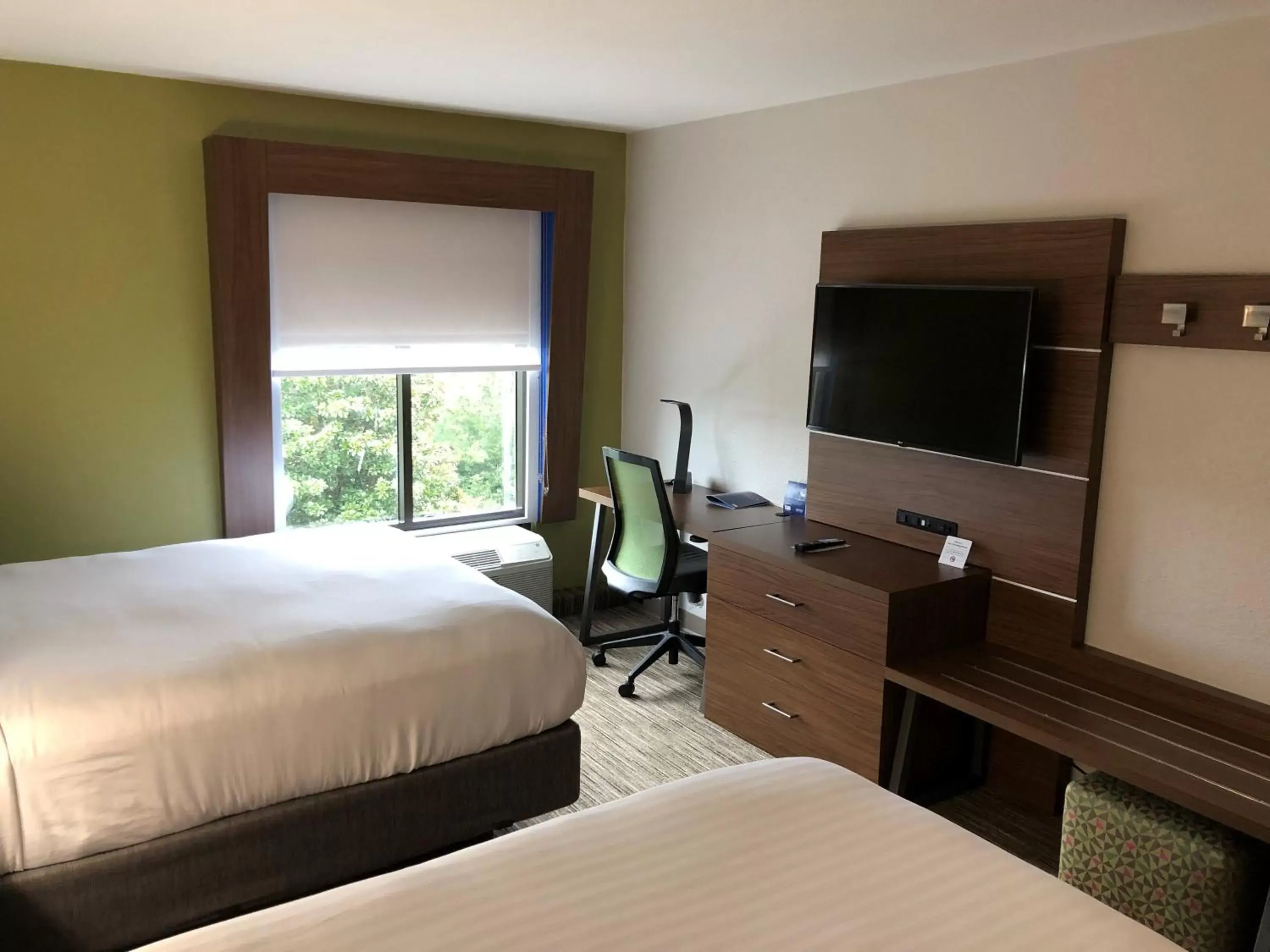 Photo of the whole room, TV/Entertainment Center in Holiday Inn Express Atlanta-Stone Mountain, an IHG Hotel